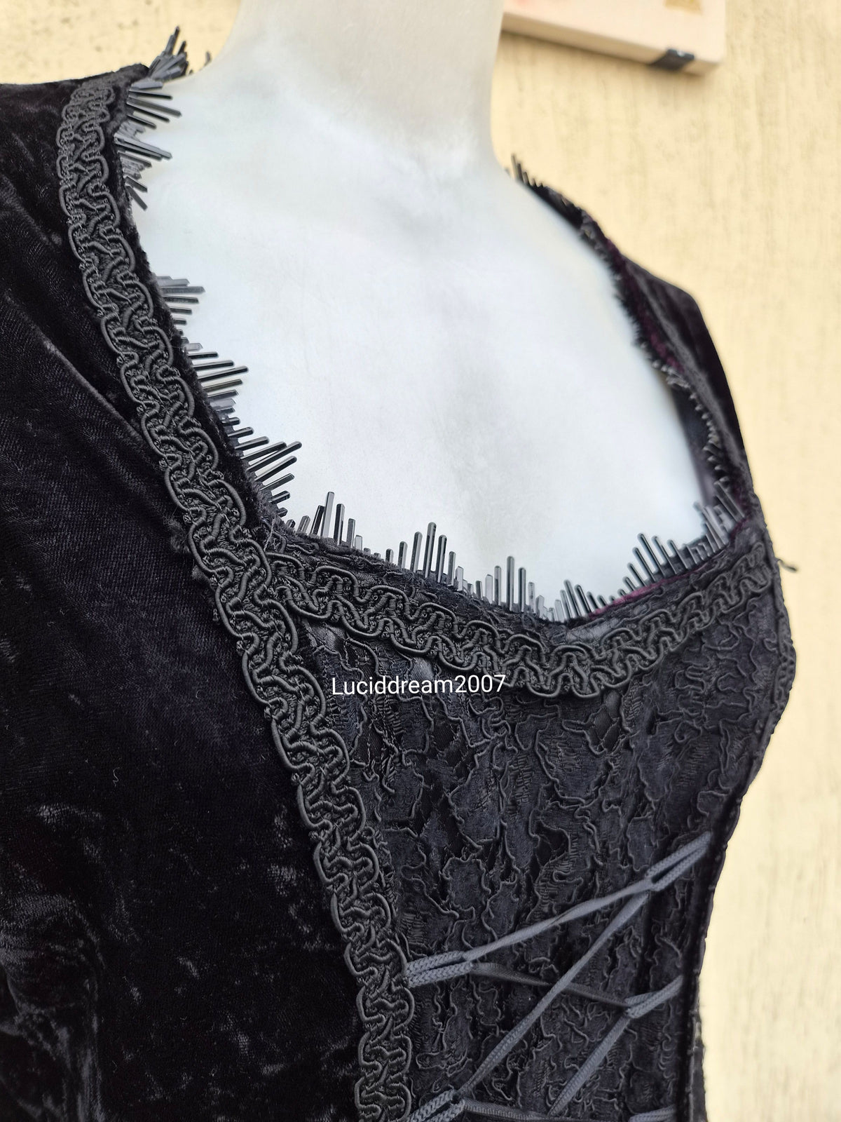 Longue robe en velours et dentelle avec laçage