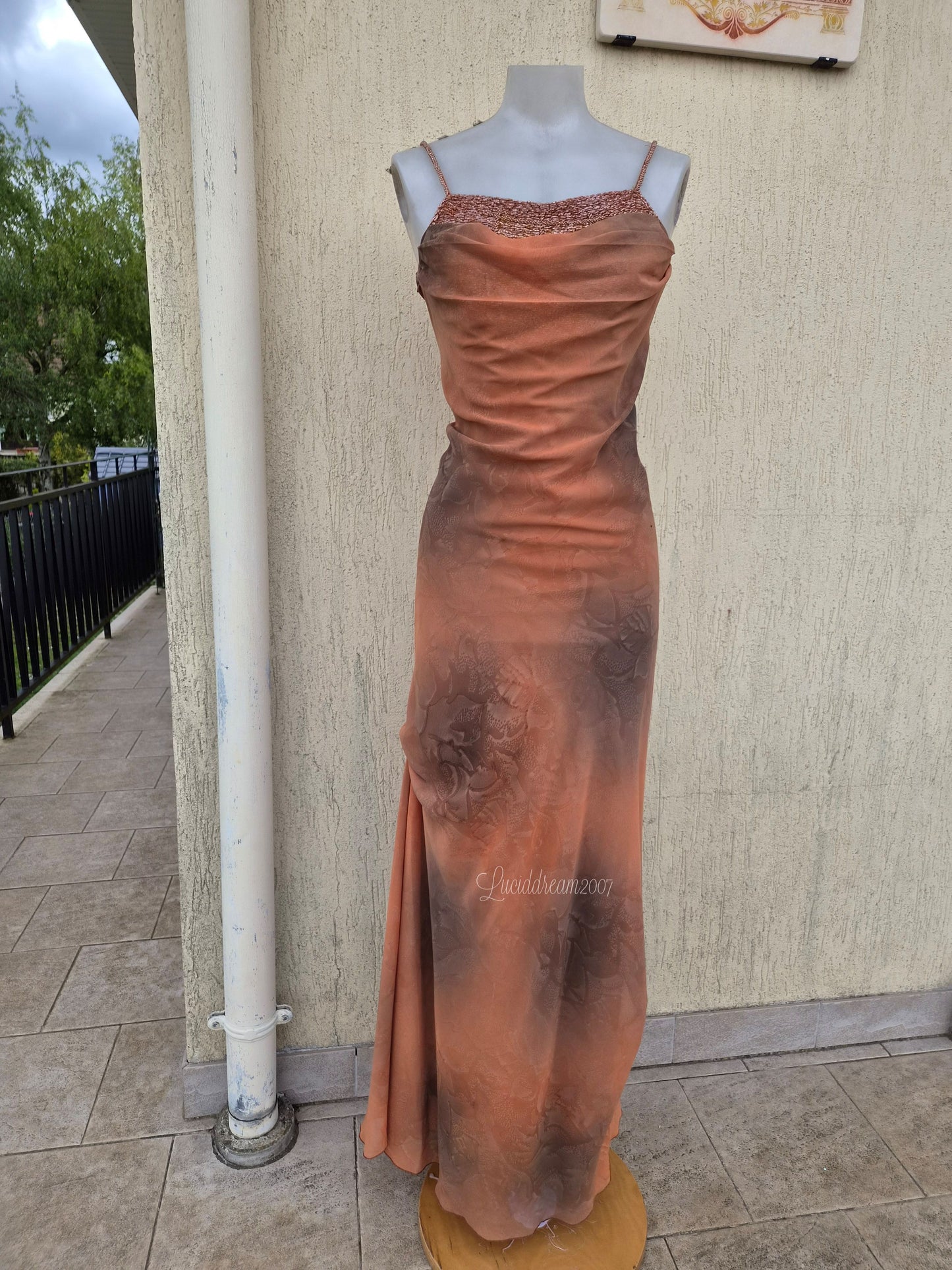 Robe tons ocres avec broderies