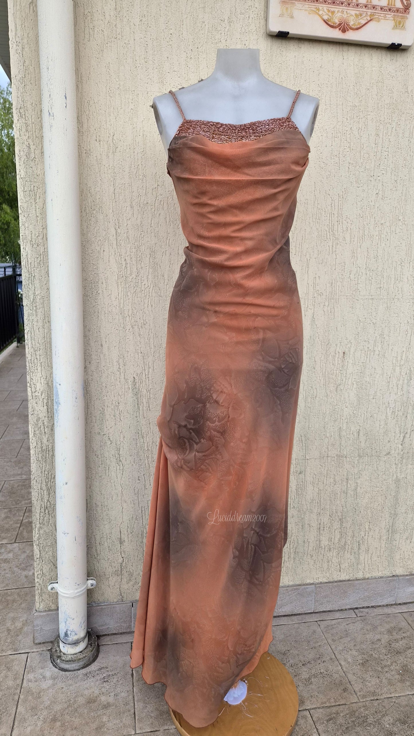 Robe en soie ocre, orange et marron ave cun joli col bénitier et  des détails de pierres et perles. Robe d'été vintage au style fairycore.
