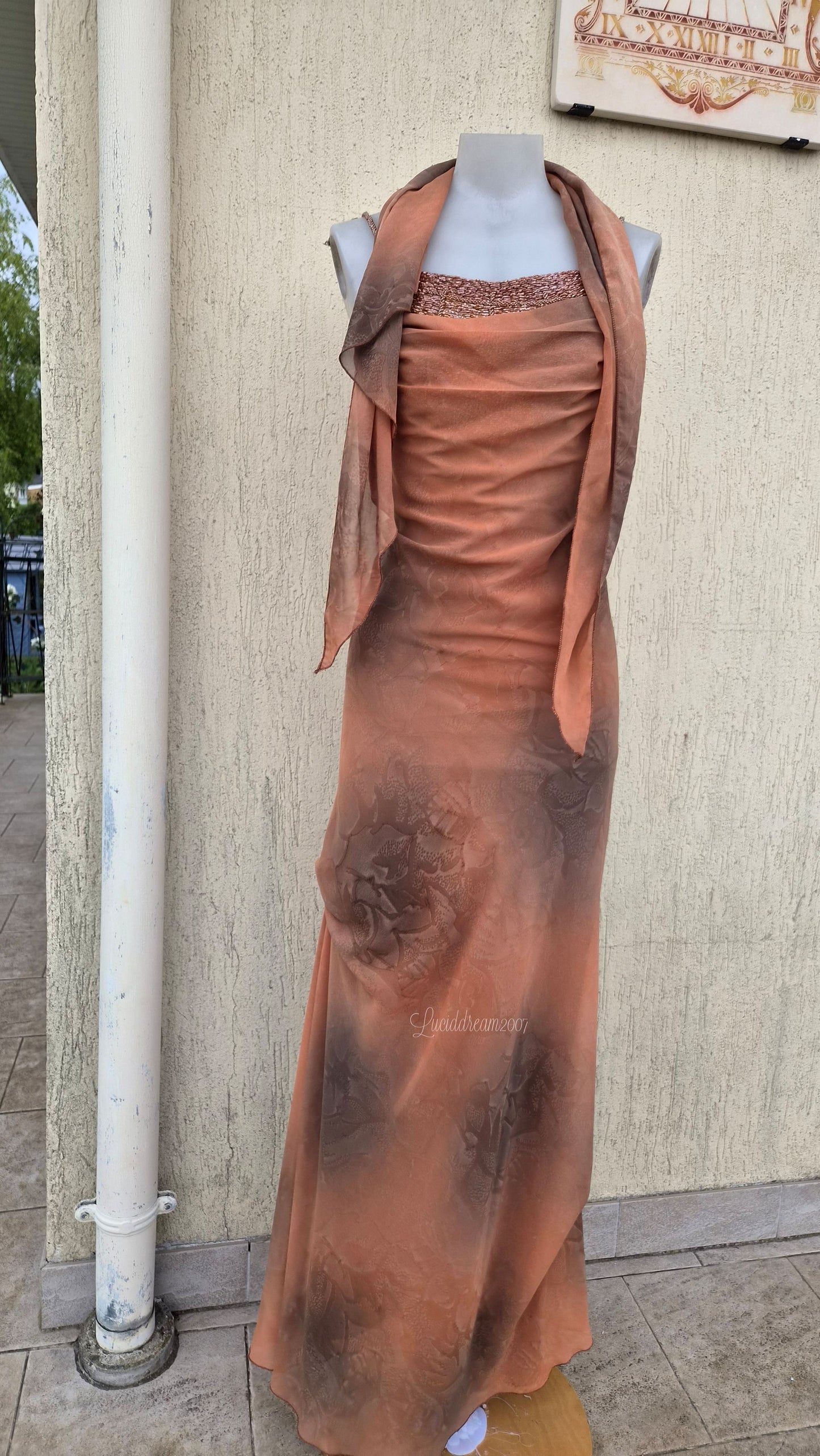 Robe tons ocres avec broderies