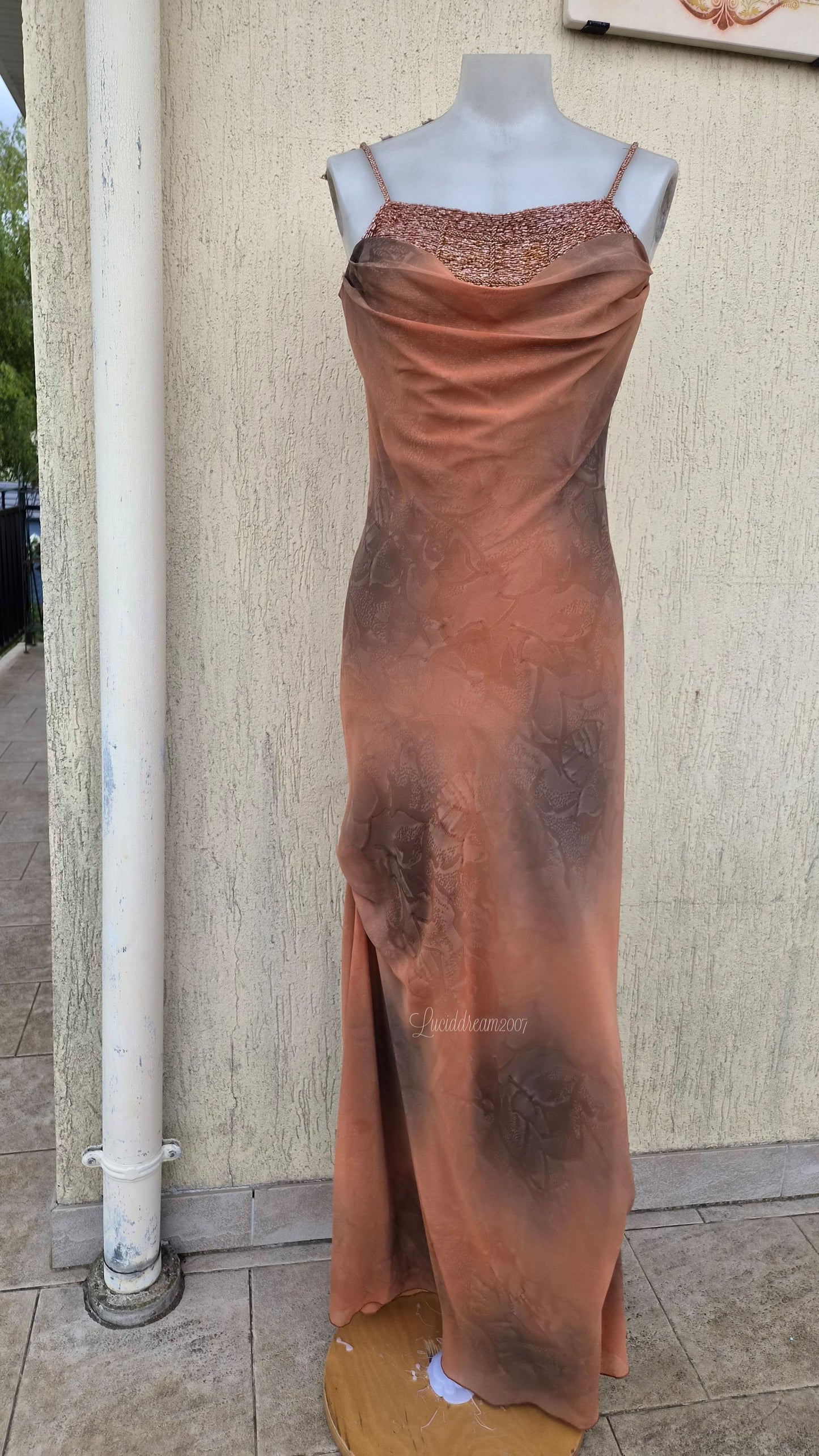 Robe tons ocres avec broderies