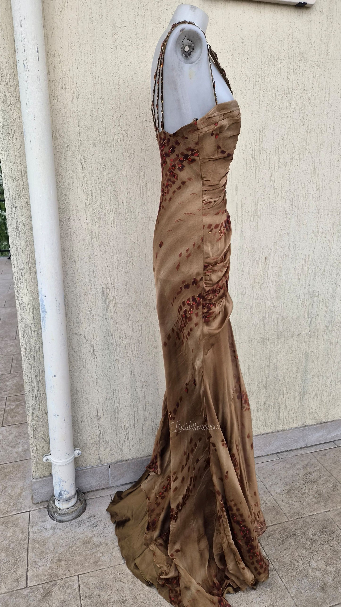 Robe marron en soie avec broderie