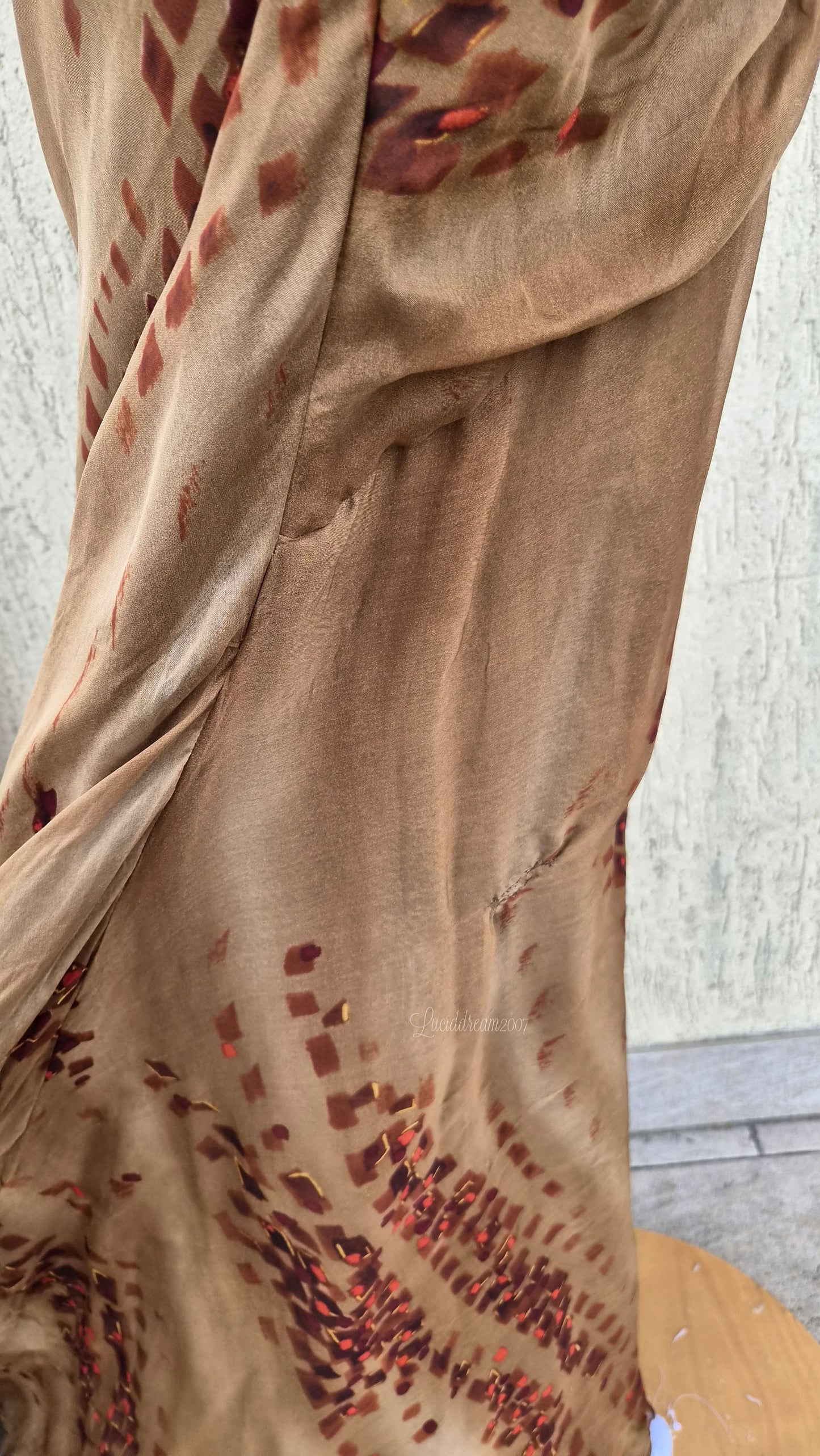 Robe marron en soie avec broderie