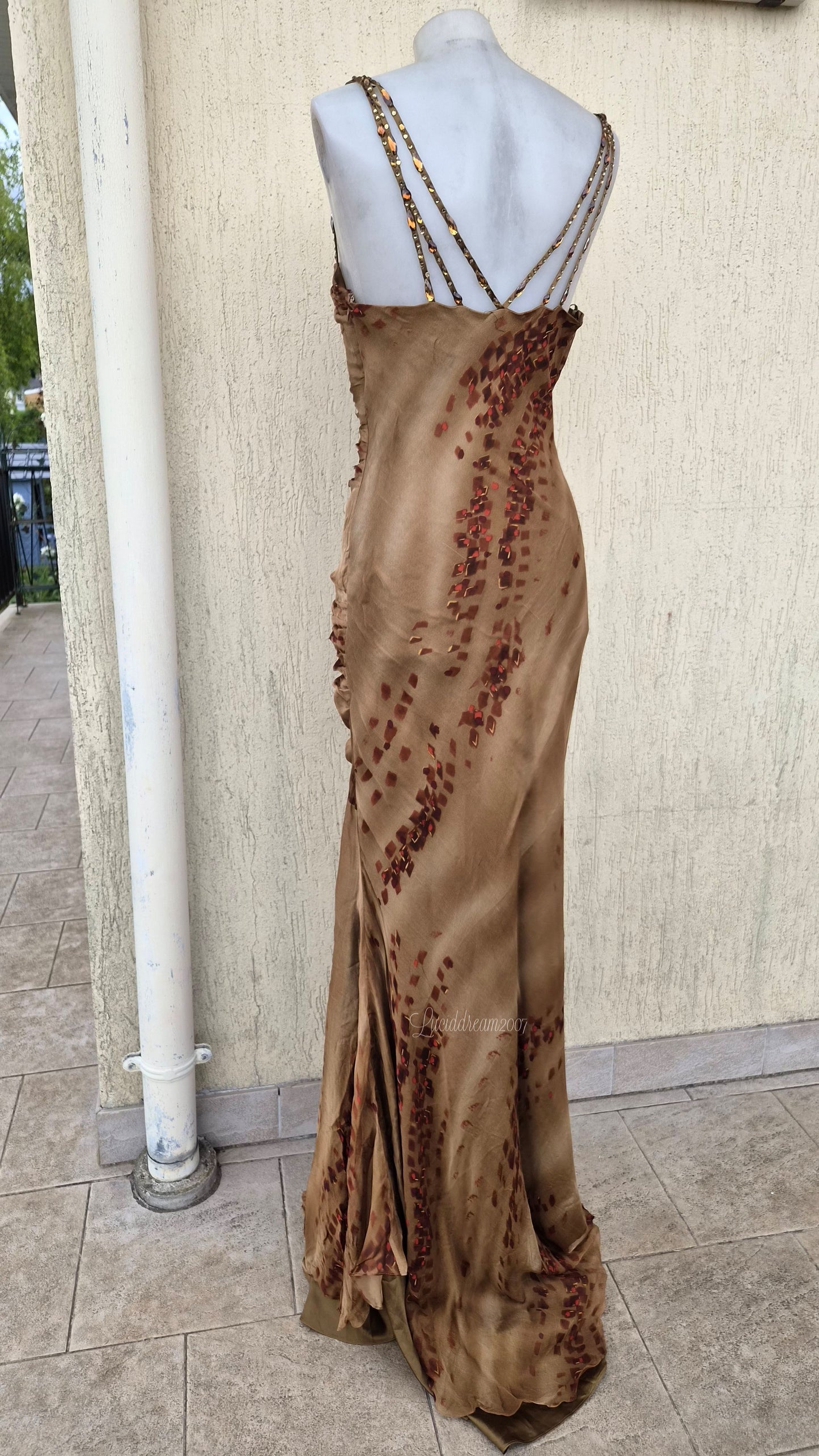 Robe marron en soie avec broderie