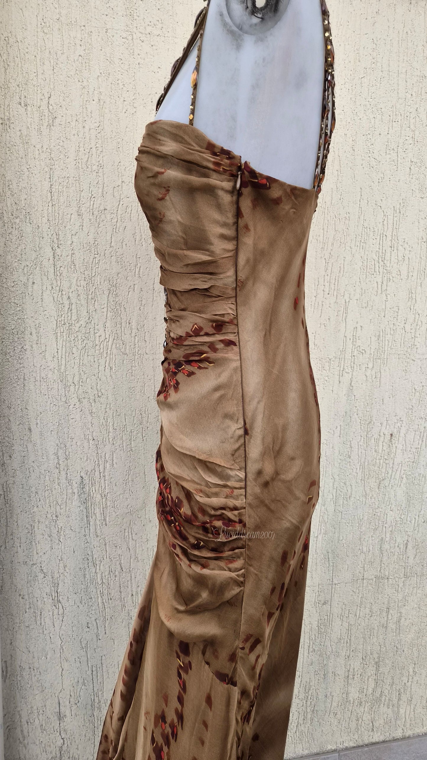 Robe marron en soie avec broderie