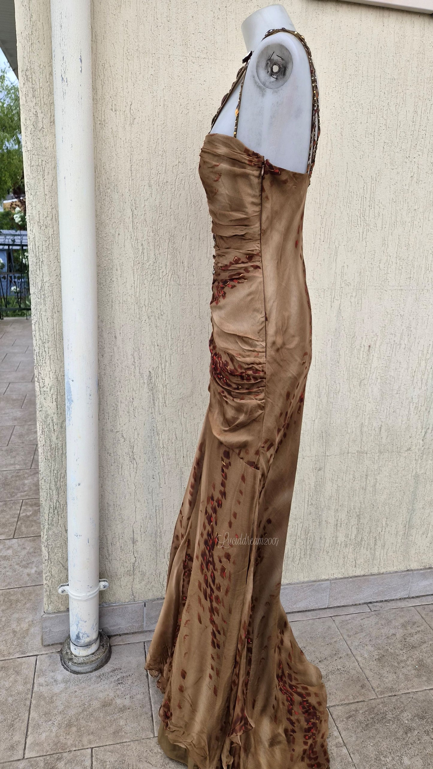 Robe marron en soie avec broderie