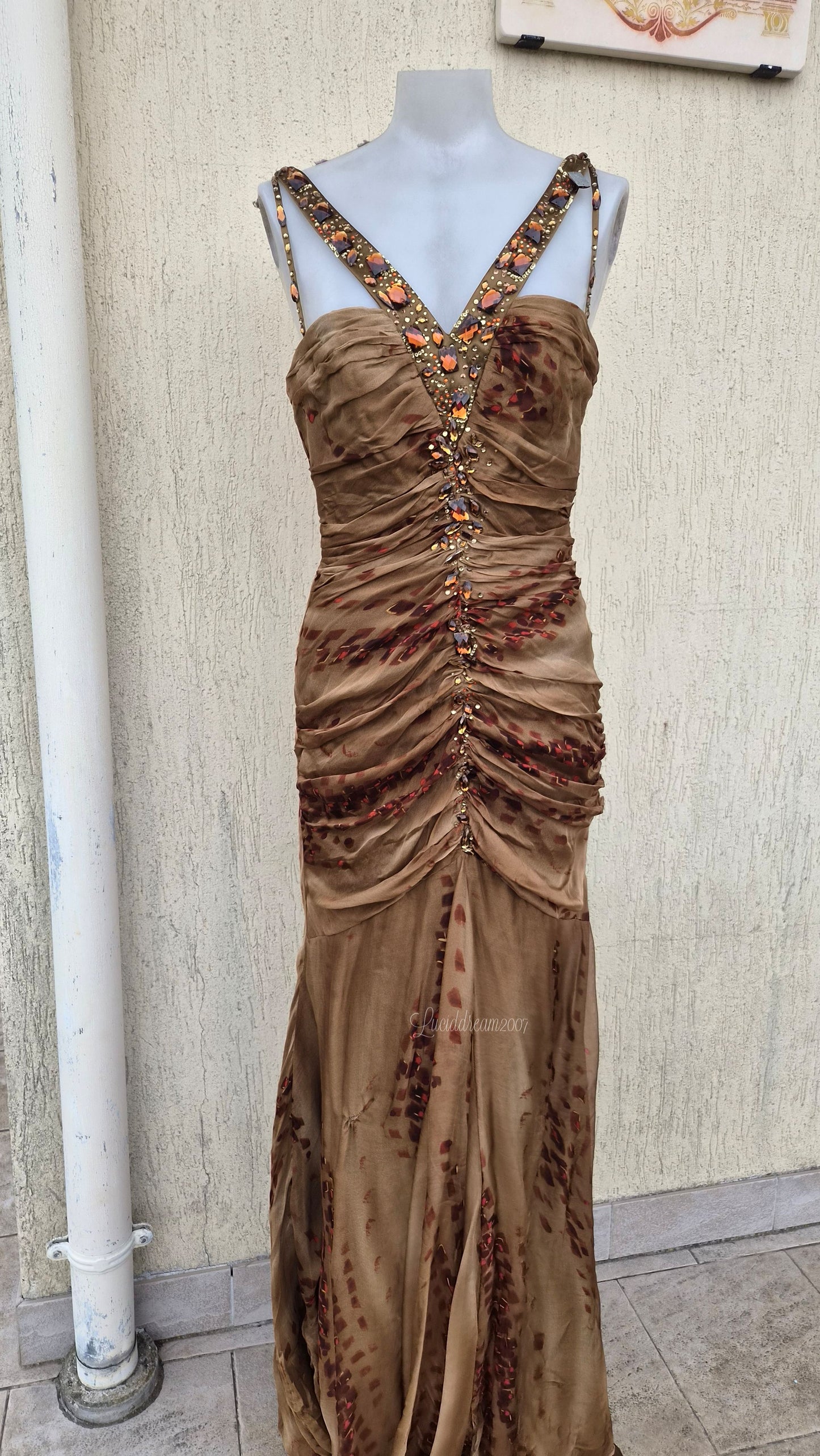 Robe marron en soie avec broderie