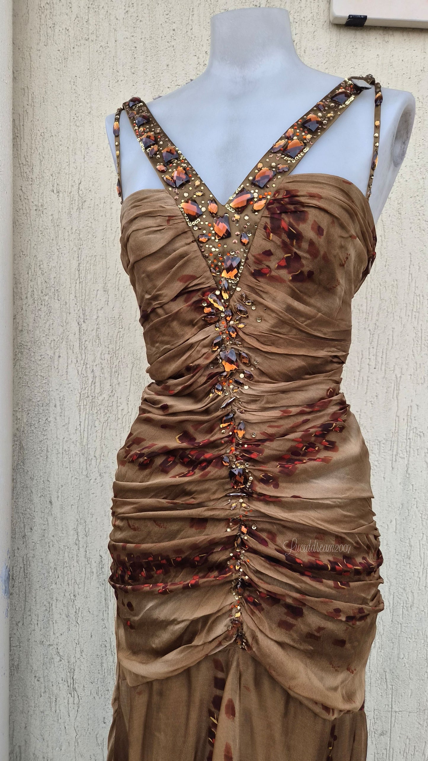 Robe marron en soie avec broderie