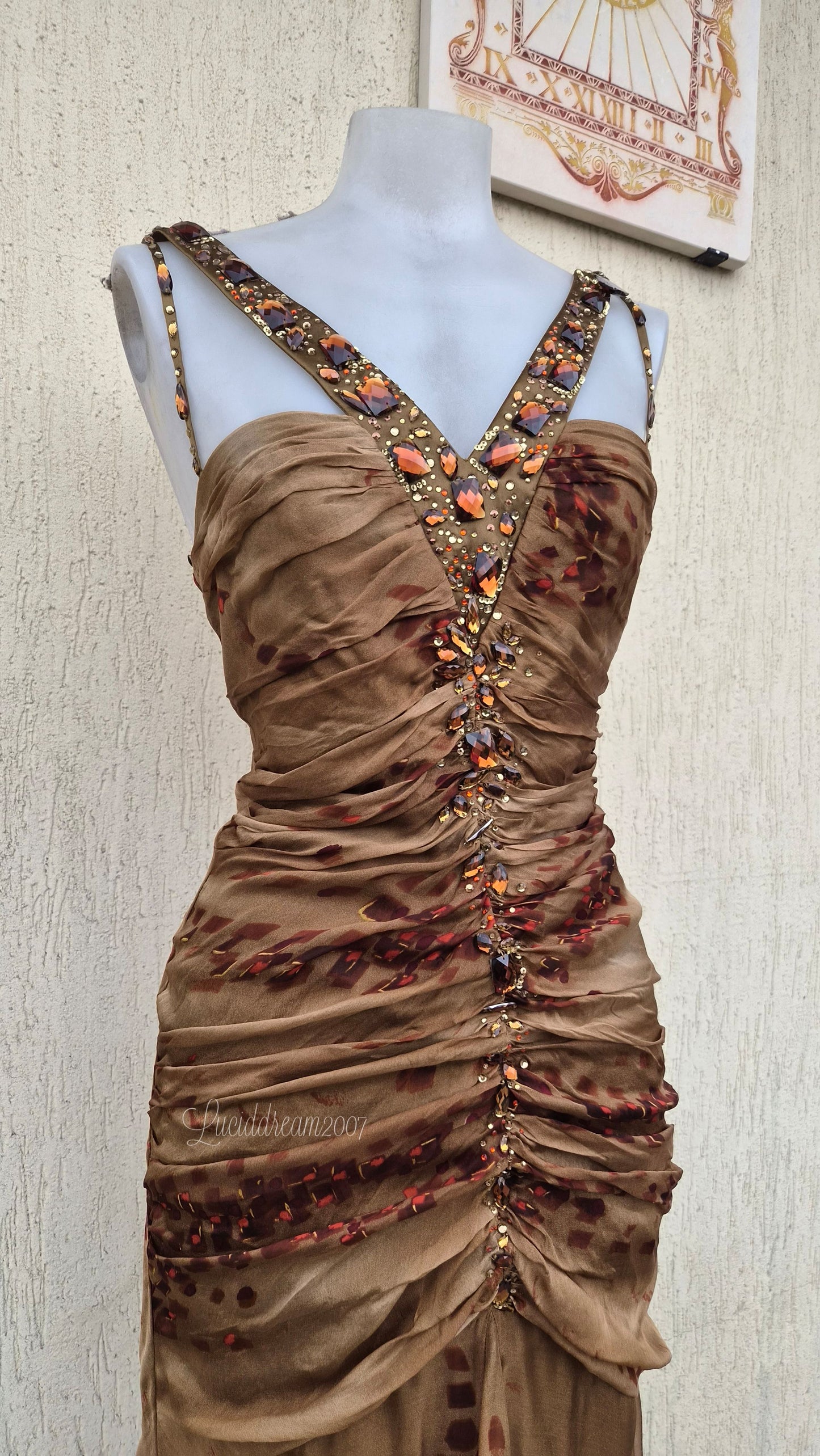 Robe marron en soie avec broderie