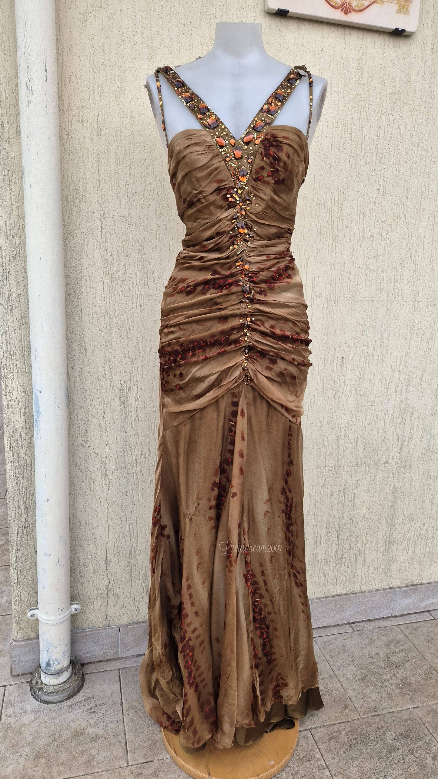 Robe marron en soie avec broderie