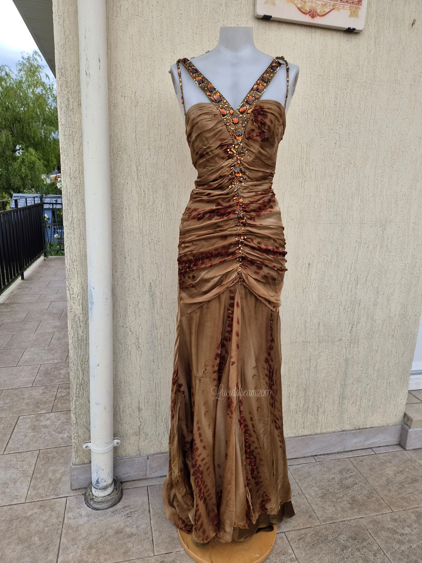 Robe marron en soie avec broderie