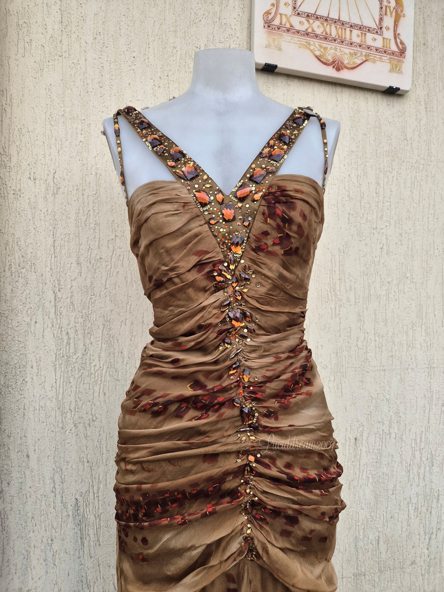 Robe marron en soie avec broderie