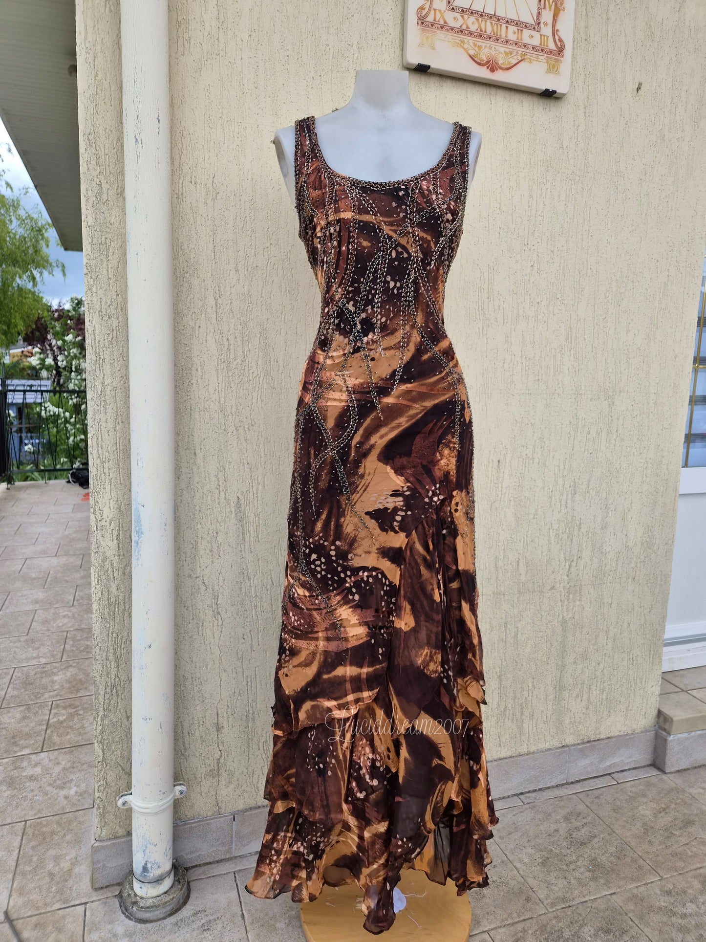 Maxi robe brodée de perles dans les tons marron. Dans le style fairycore, whimsical.