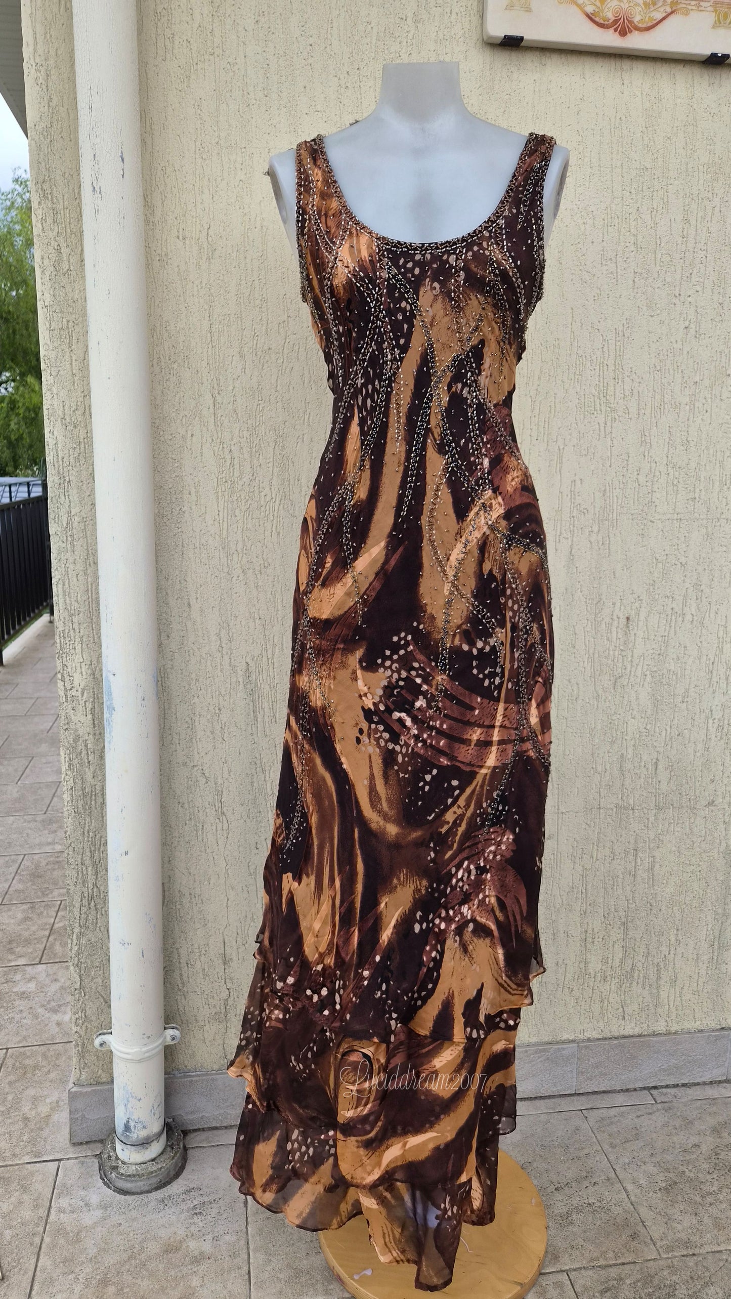 Robe brodée tons marron