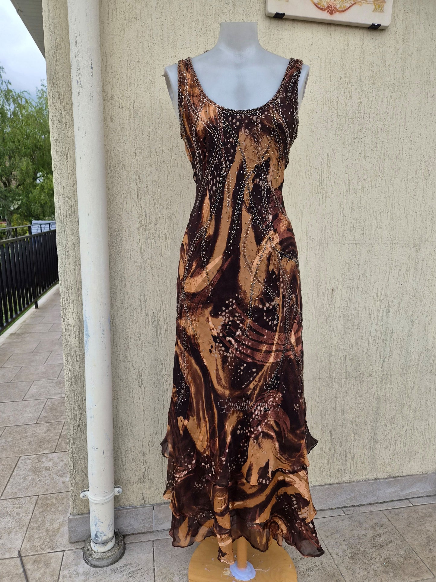 Robe brodée tons marron