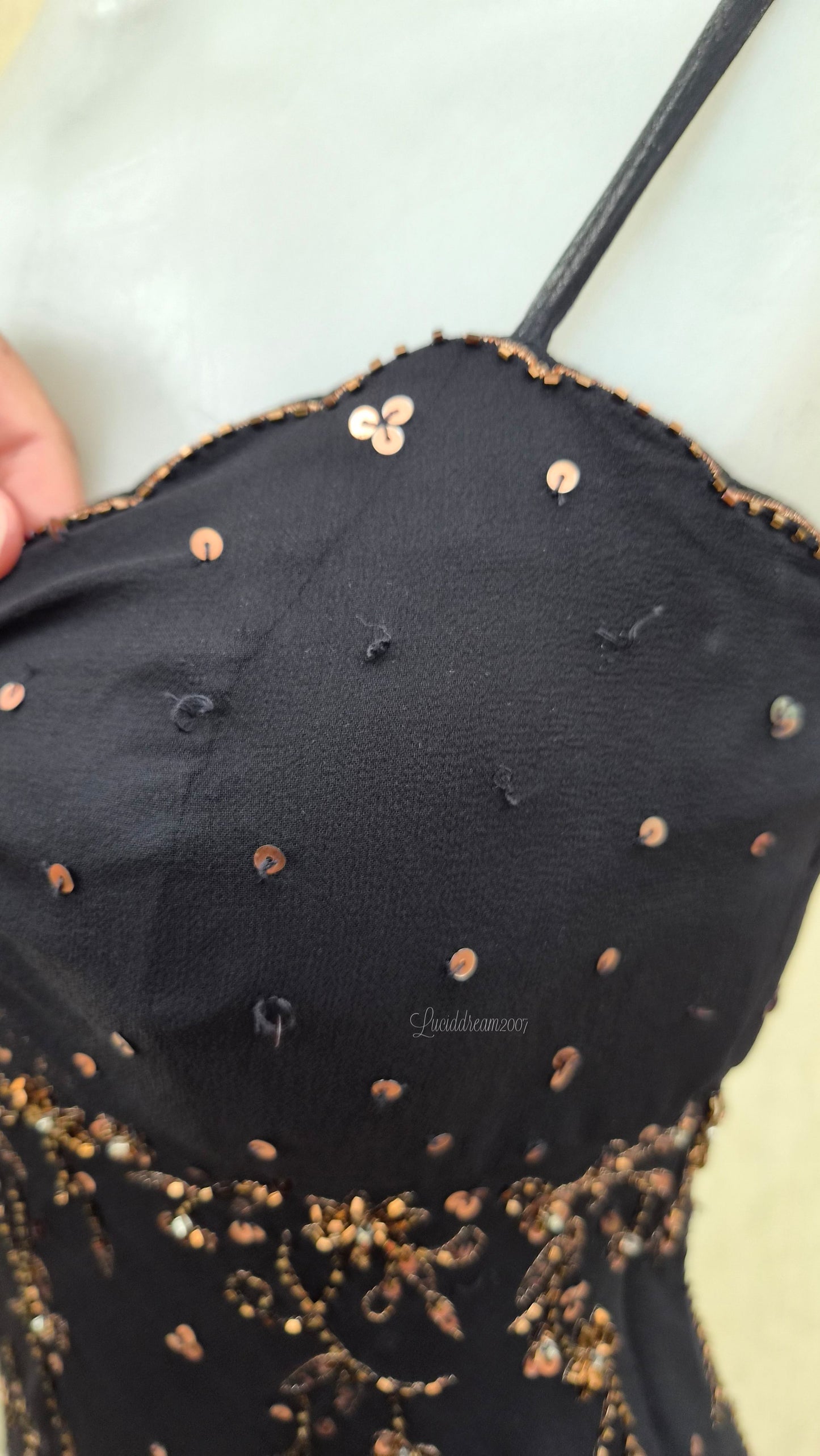 Robe noire broderie cuivrée