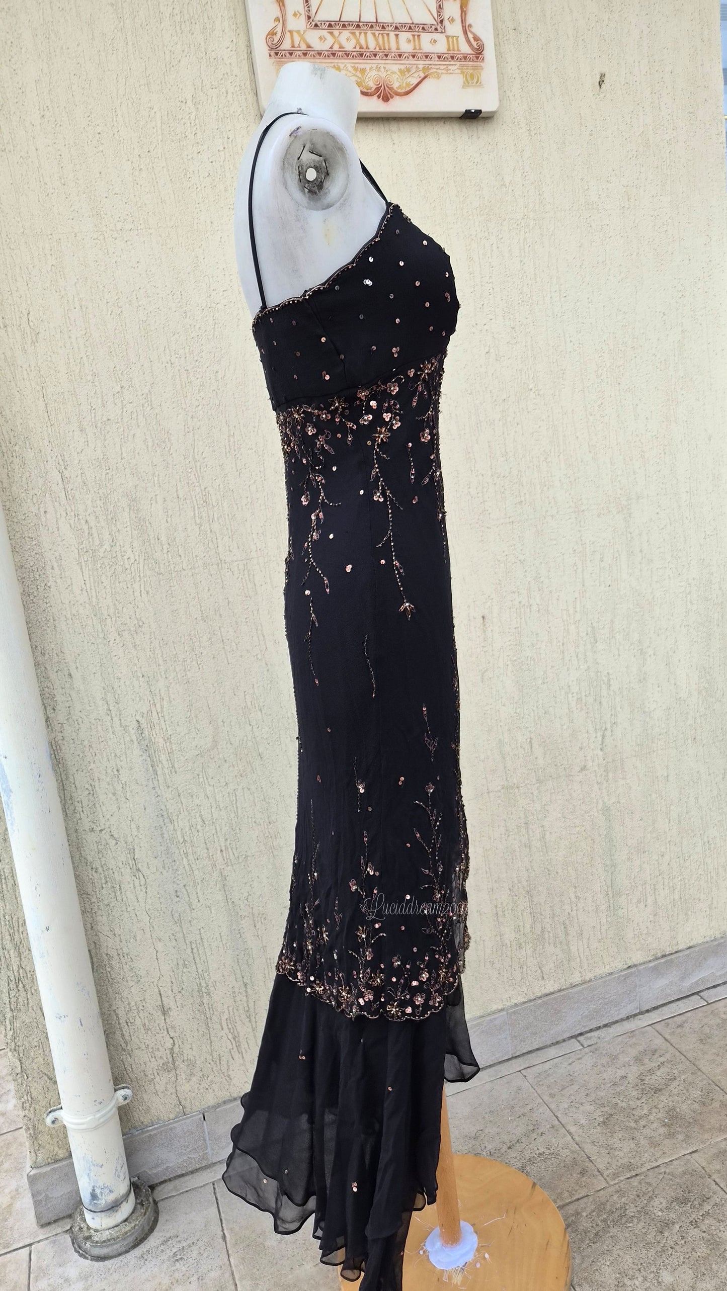 Robe noire broderie cuivrée
