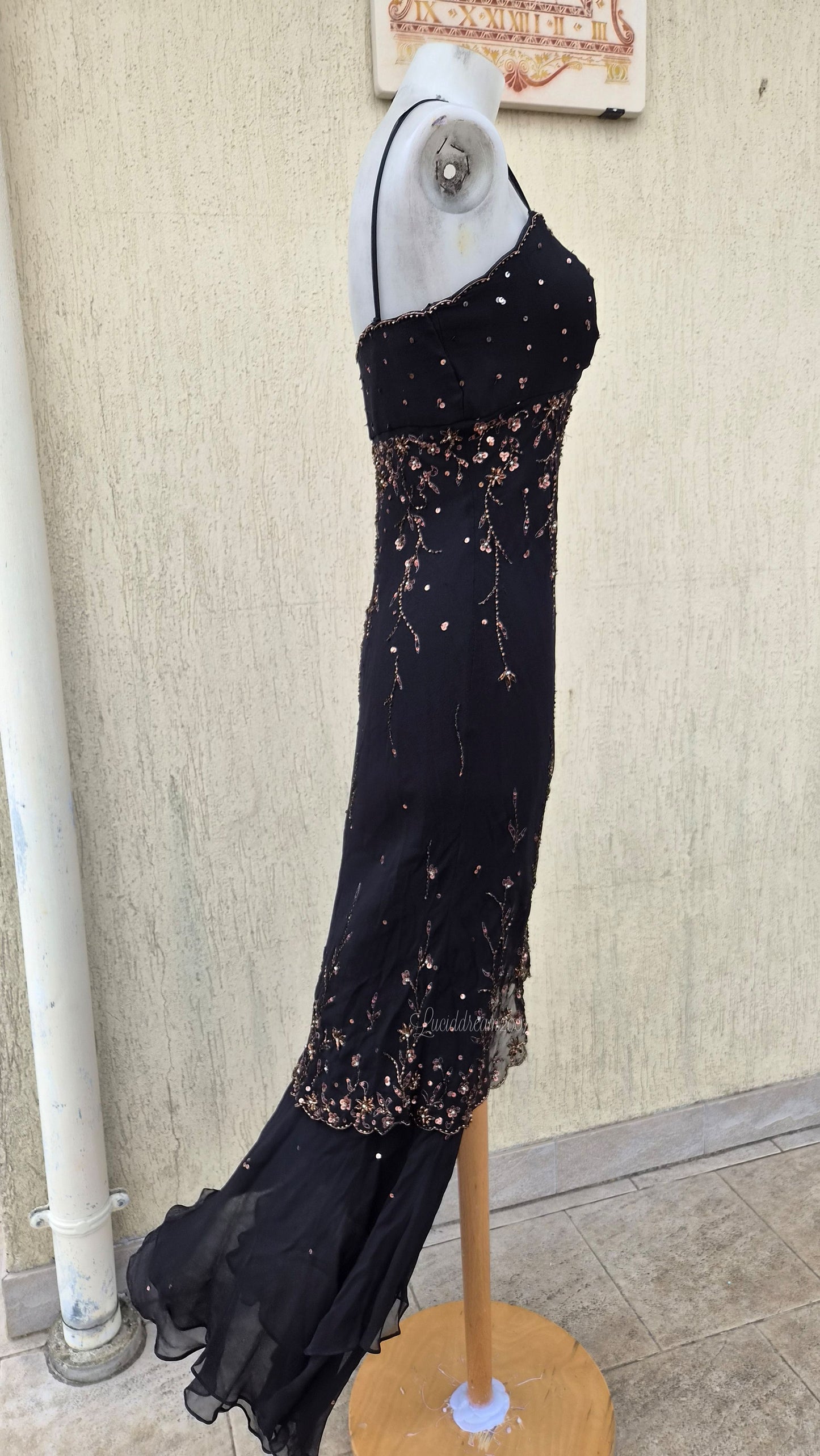 Robe noire broderie cuivrée