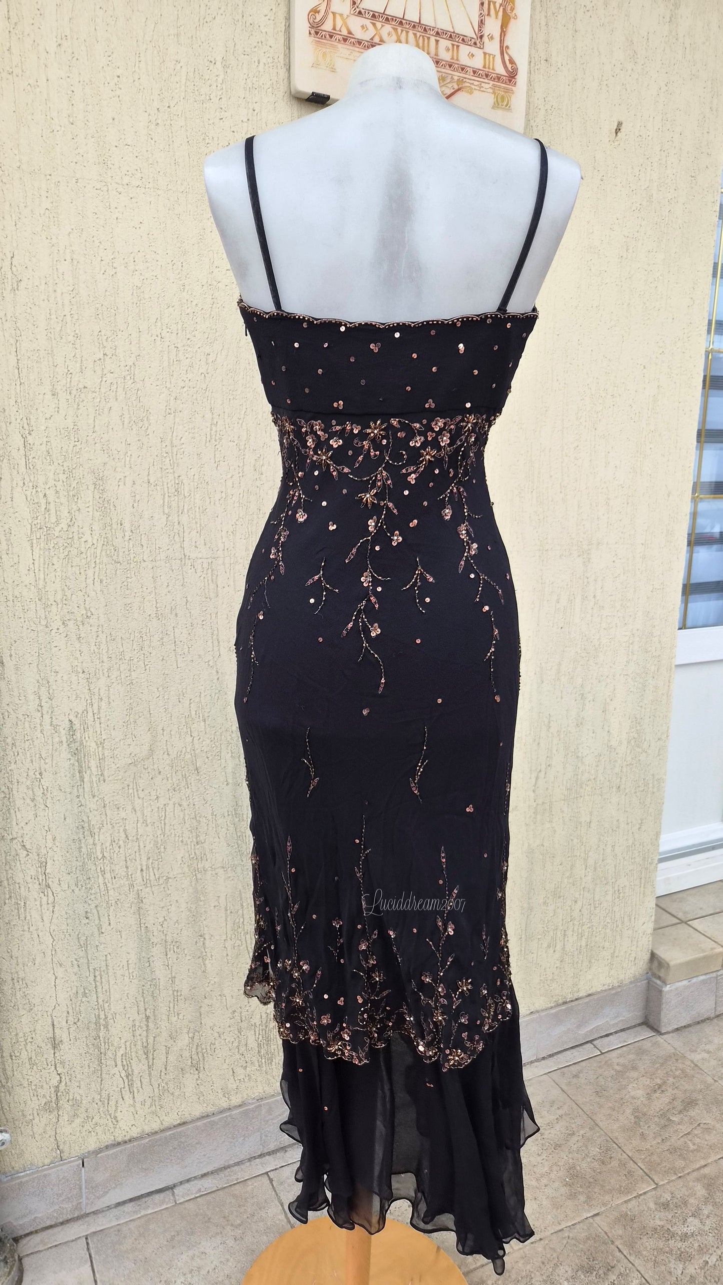 Robe noire broderie cuivrée