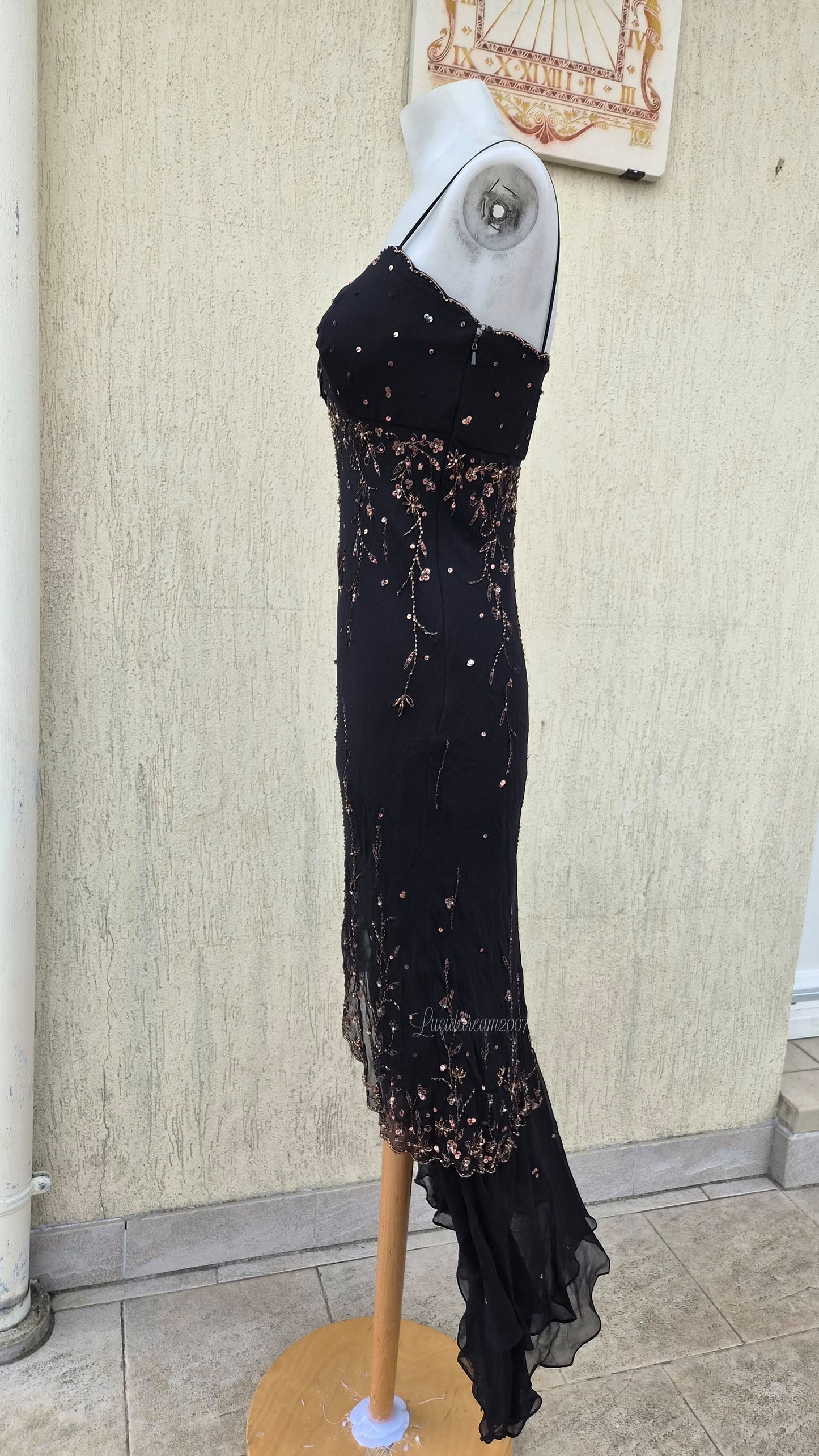 Robe noire broderie cuivrée