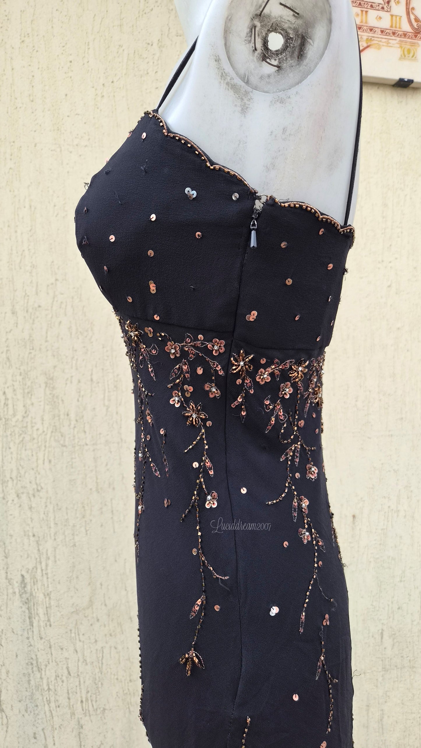 Robe noire broderie cuivrée