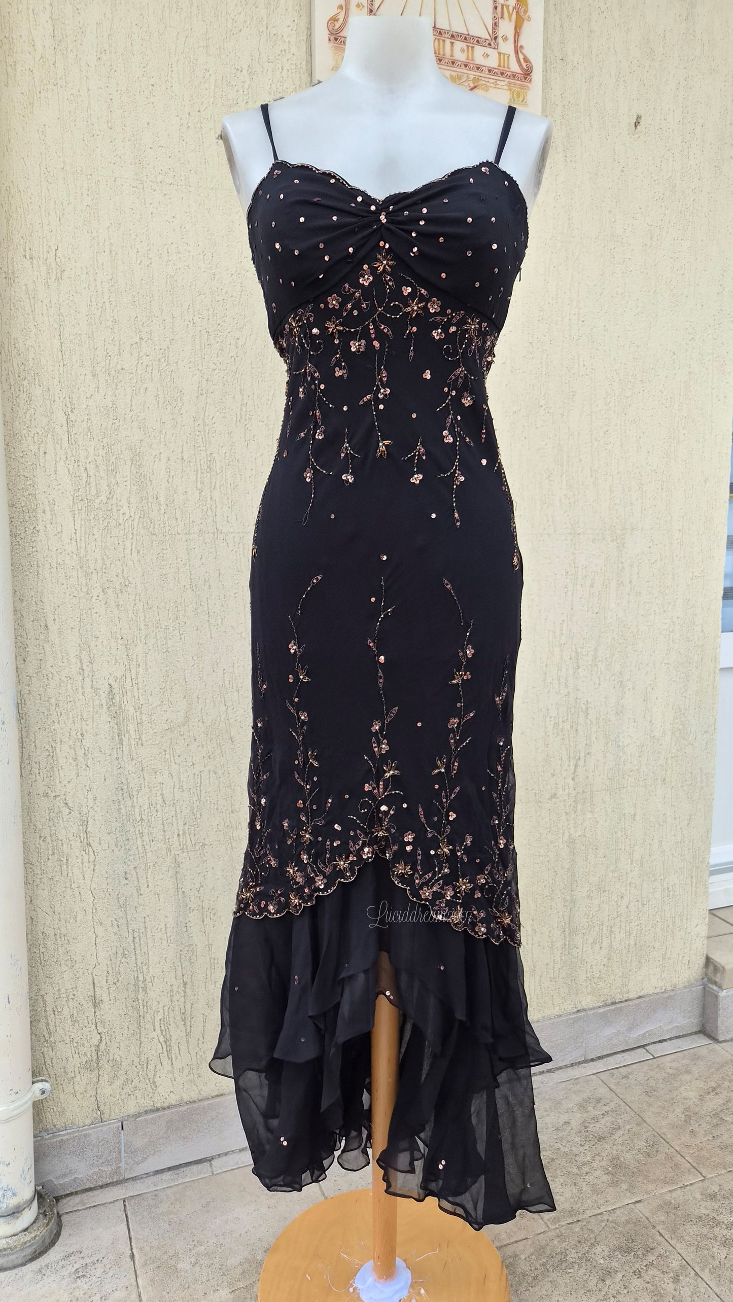 Robe noire broderie cuivrée