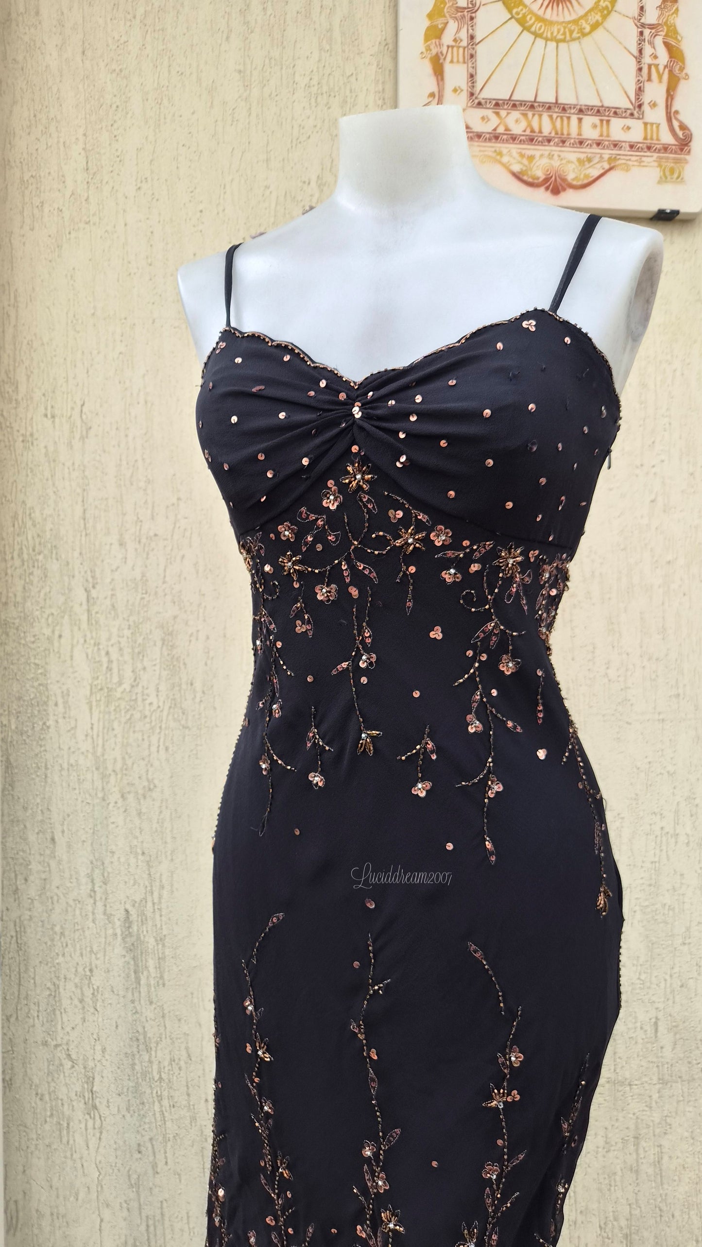 Robe noire broderie cuivrée