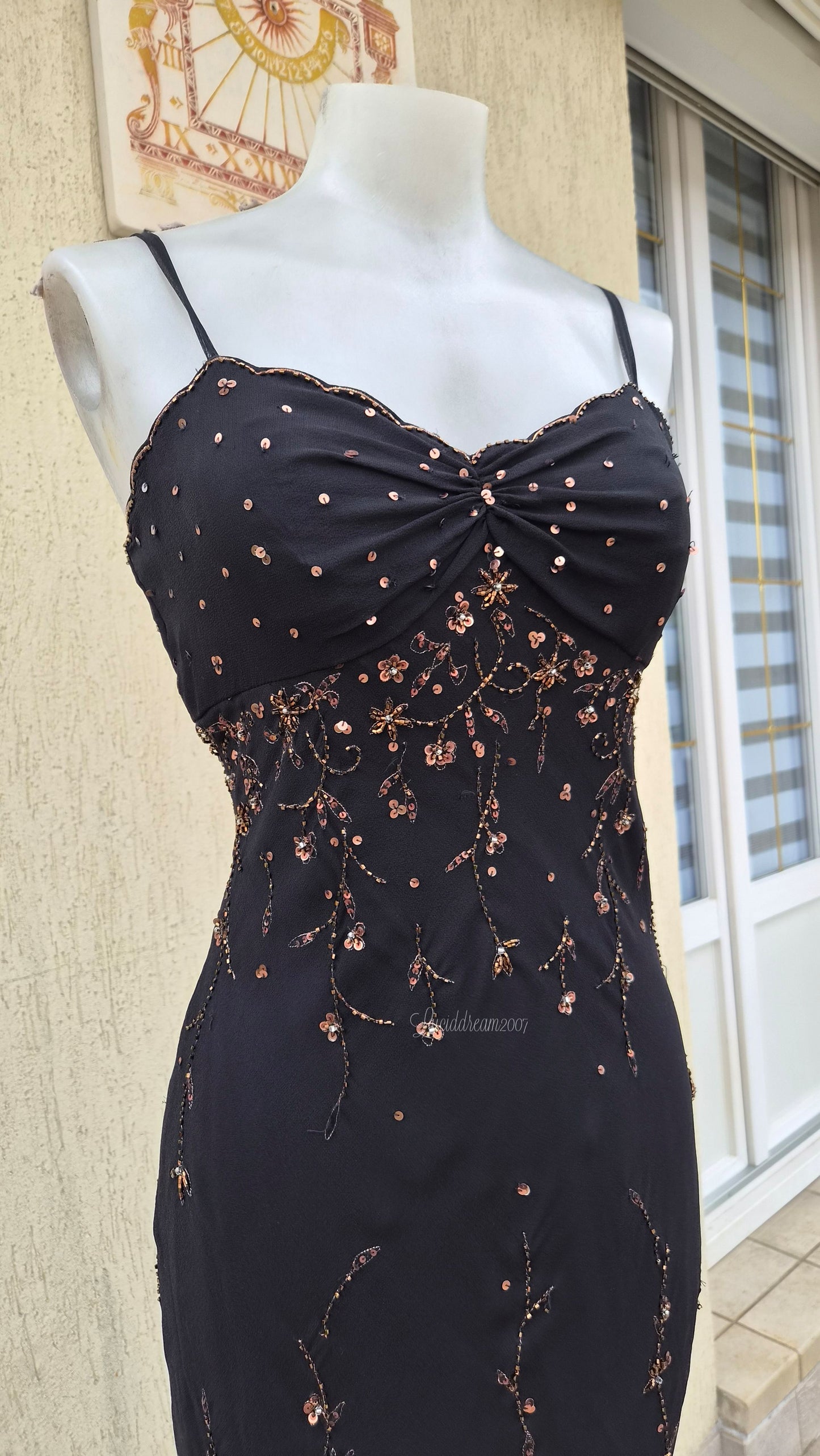 Robe noire broderie cuivrée