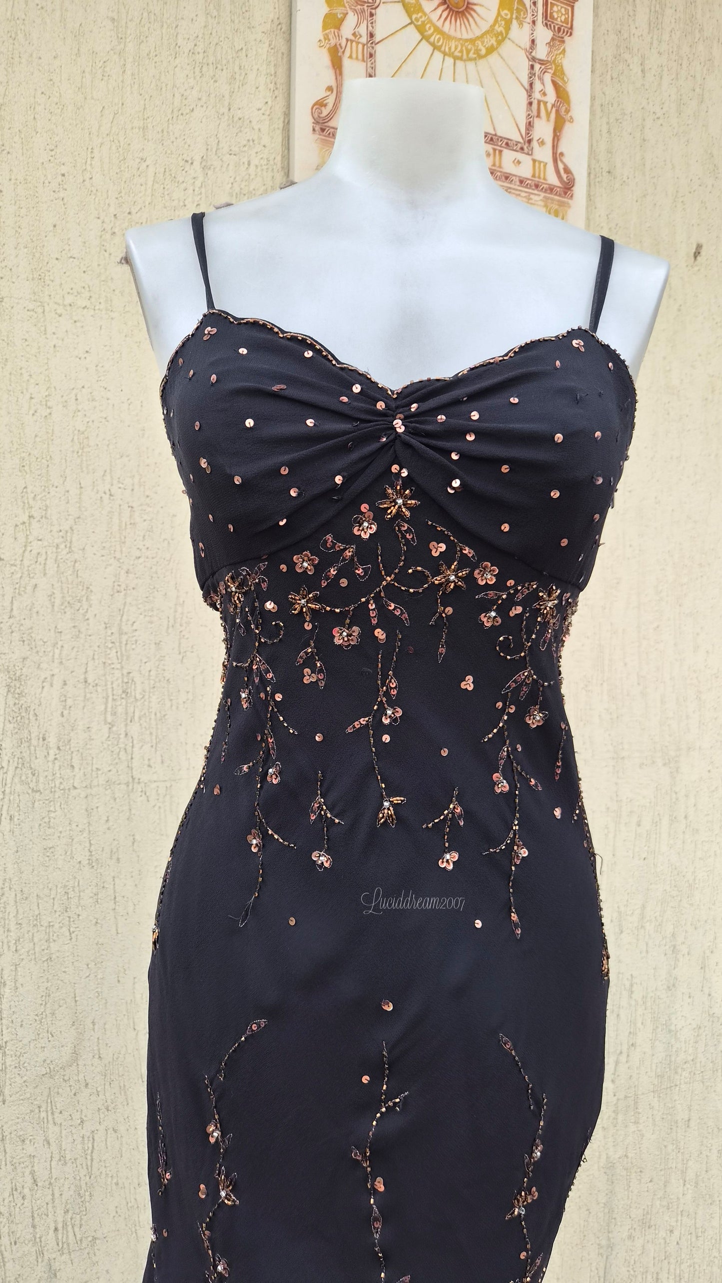 Robe noire broderie cuivrée
