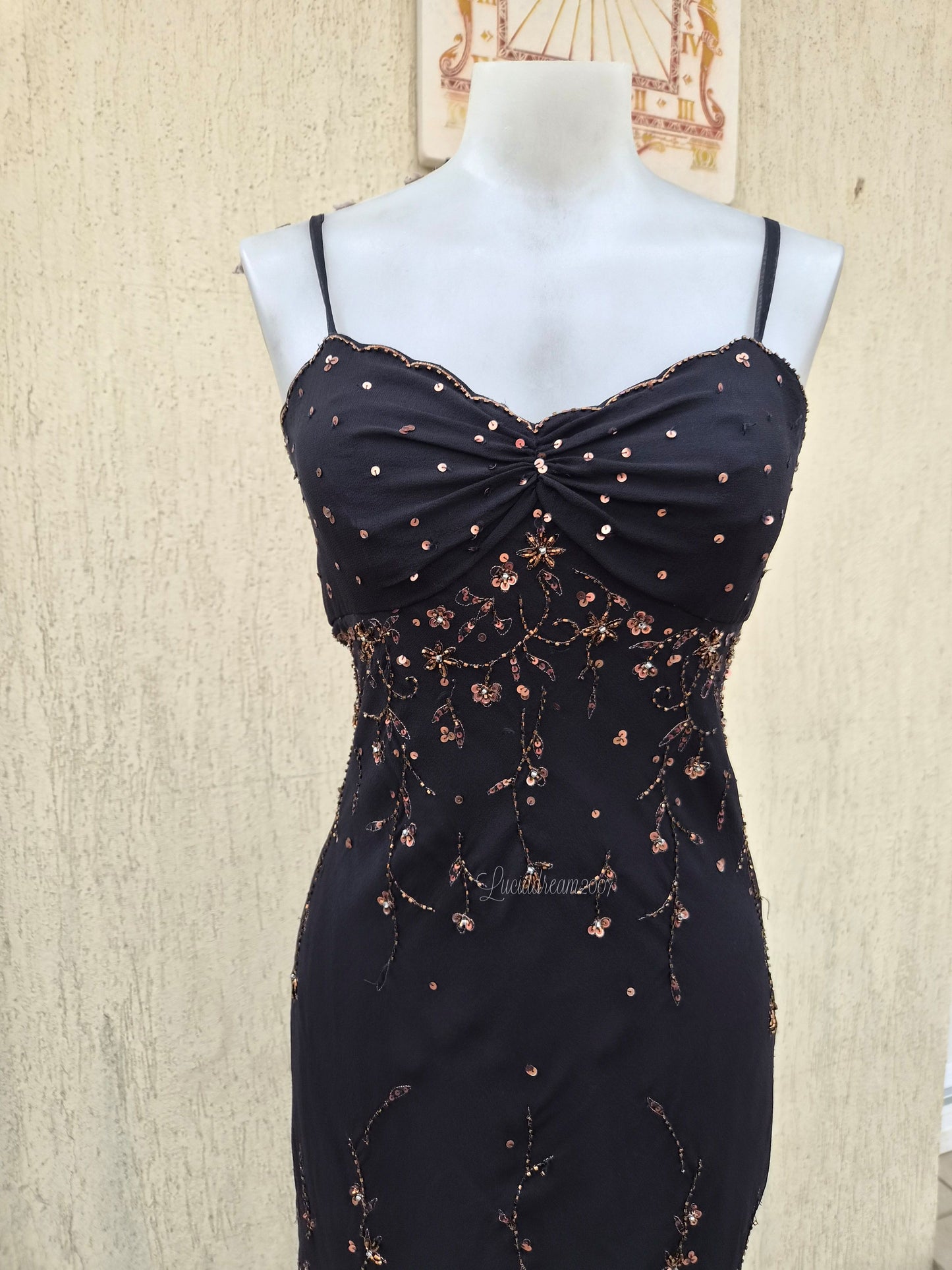 Robe noire broderie cuivrée