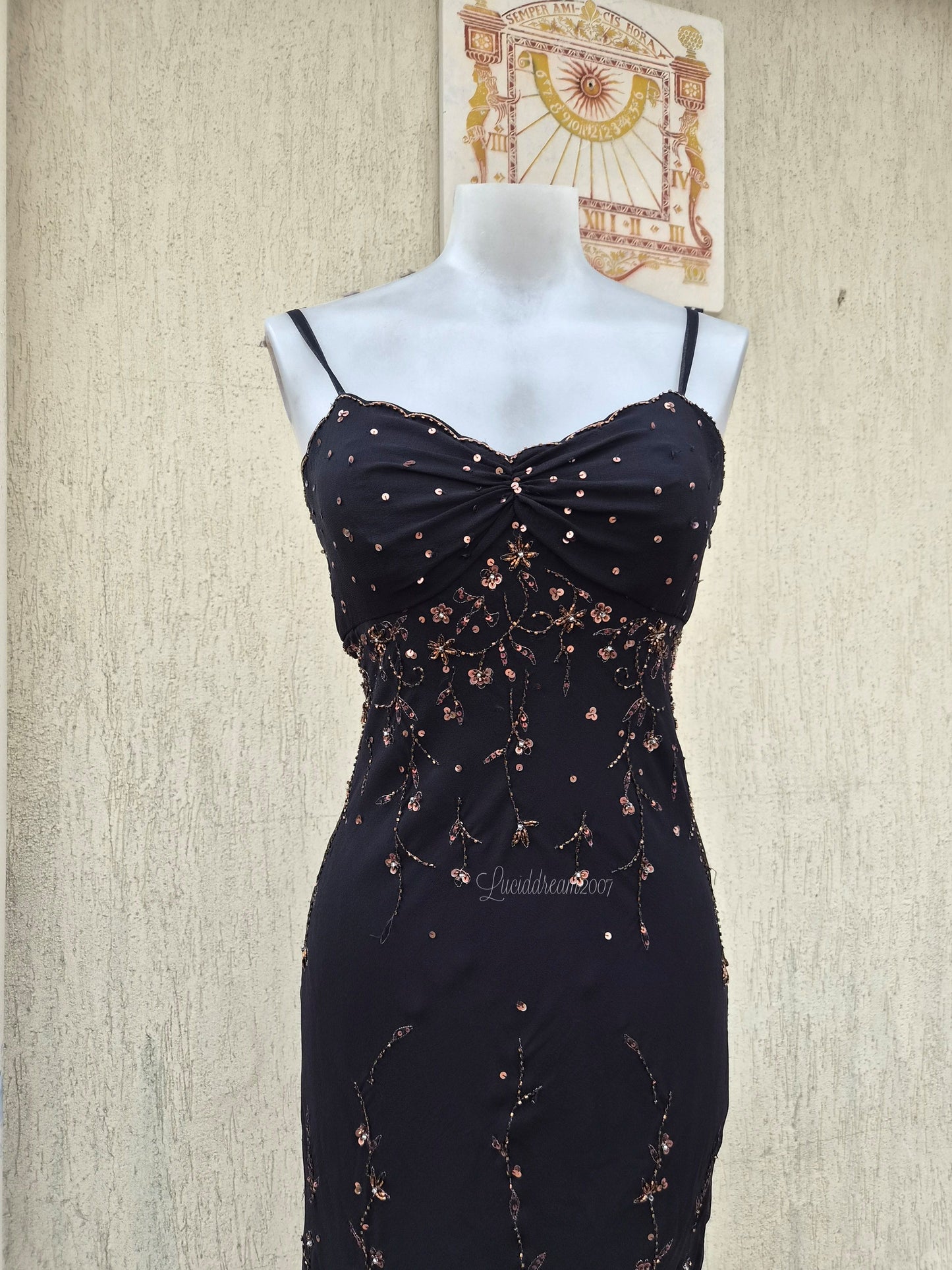 Robe noire broderie cuivrée