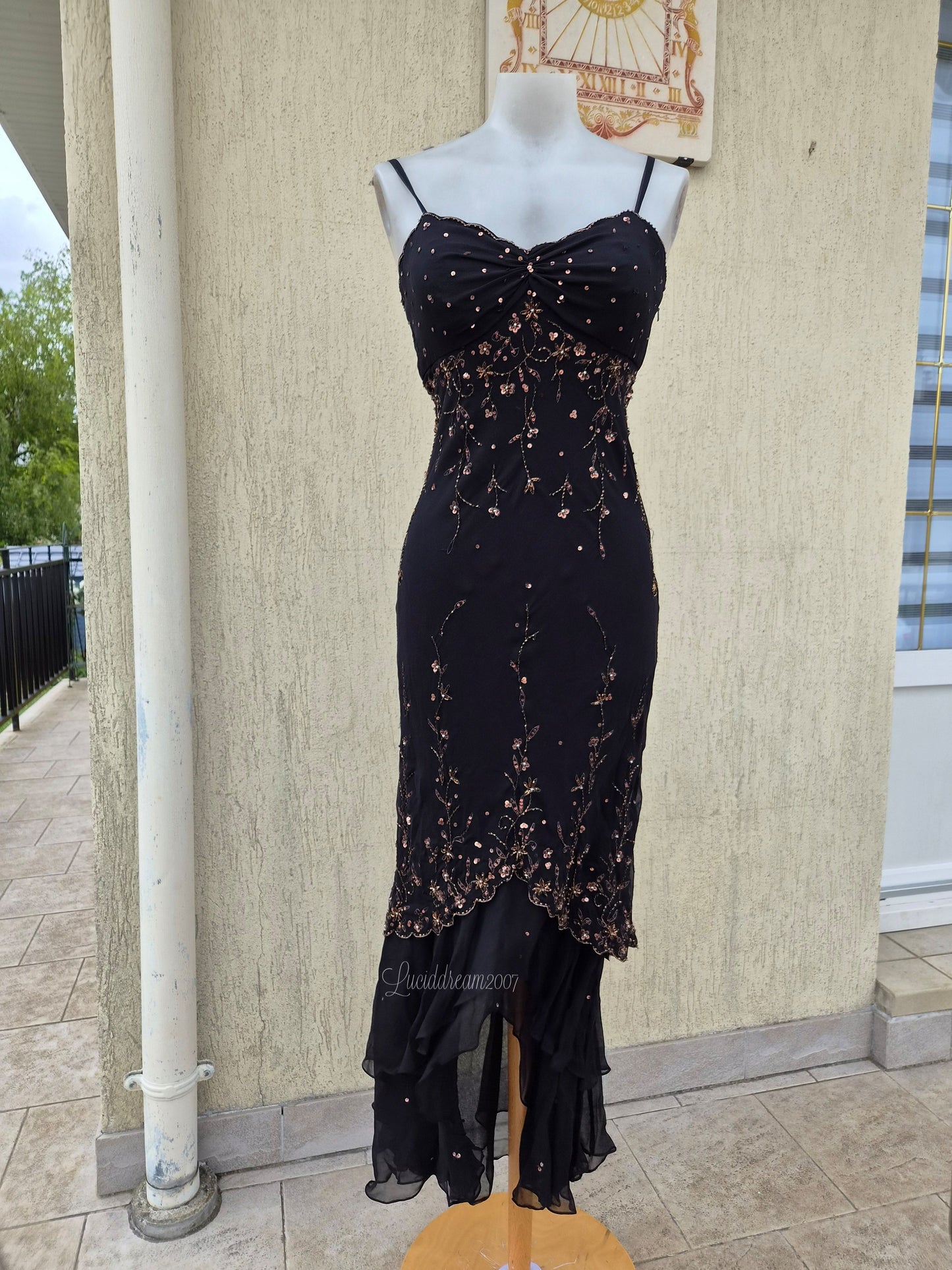 Robe noire broderie cuivrée