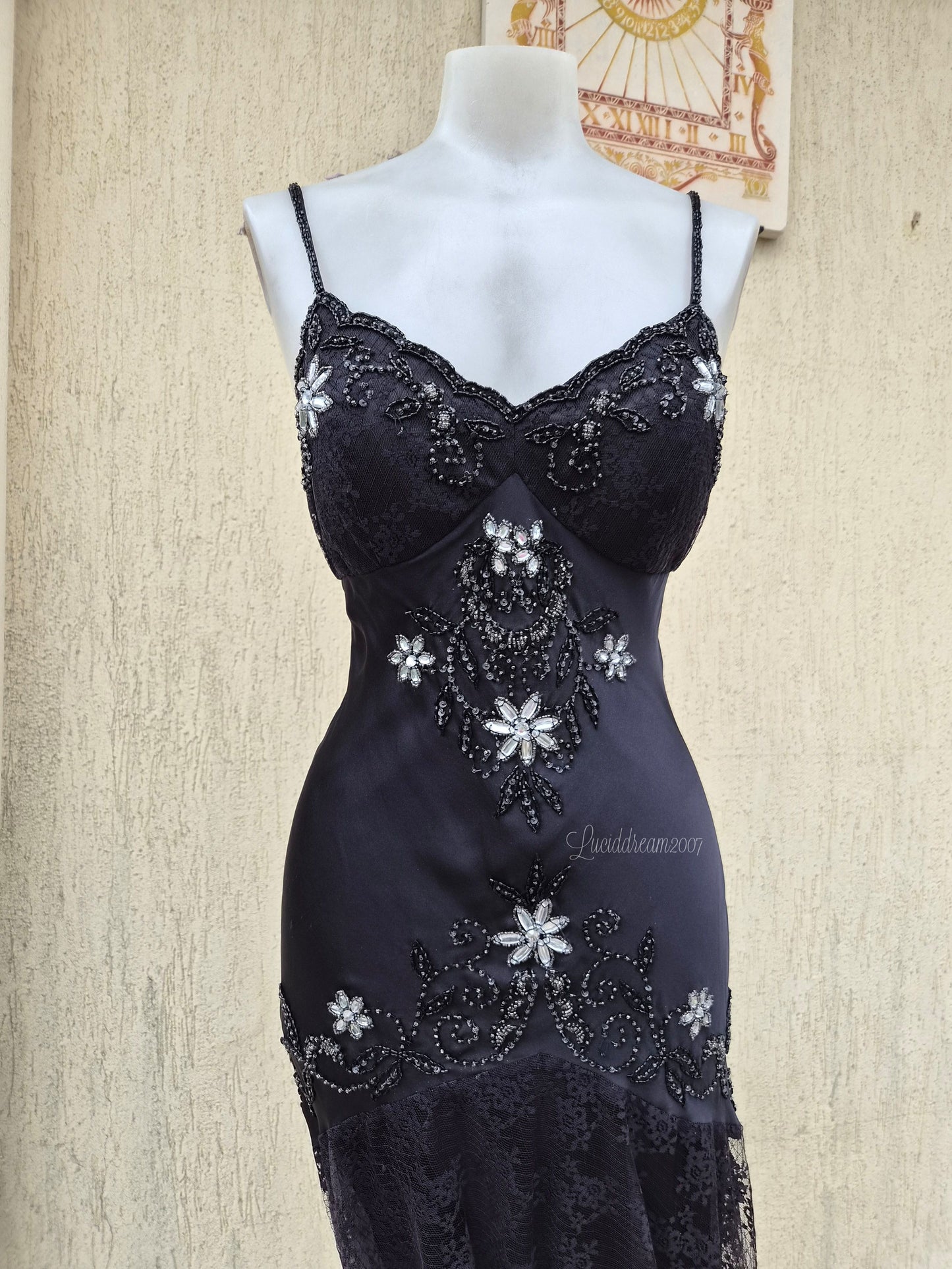 Robe noire en soie avec broderies argentées