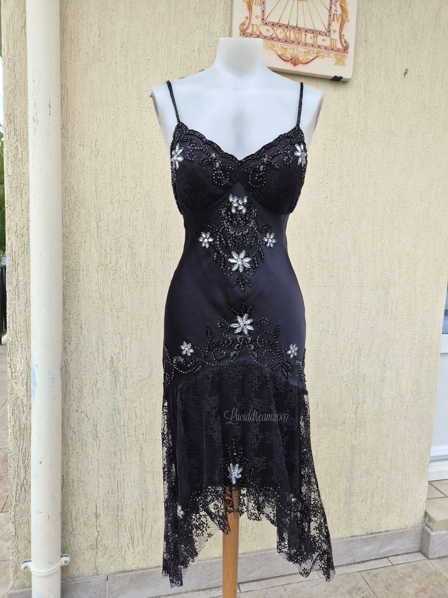 Robe noire en soie avec broderies argentées