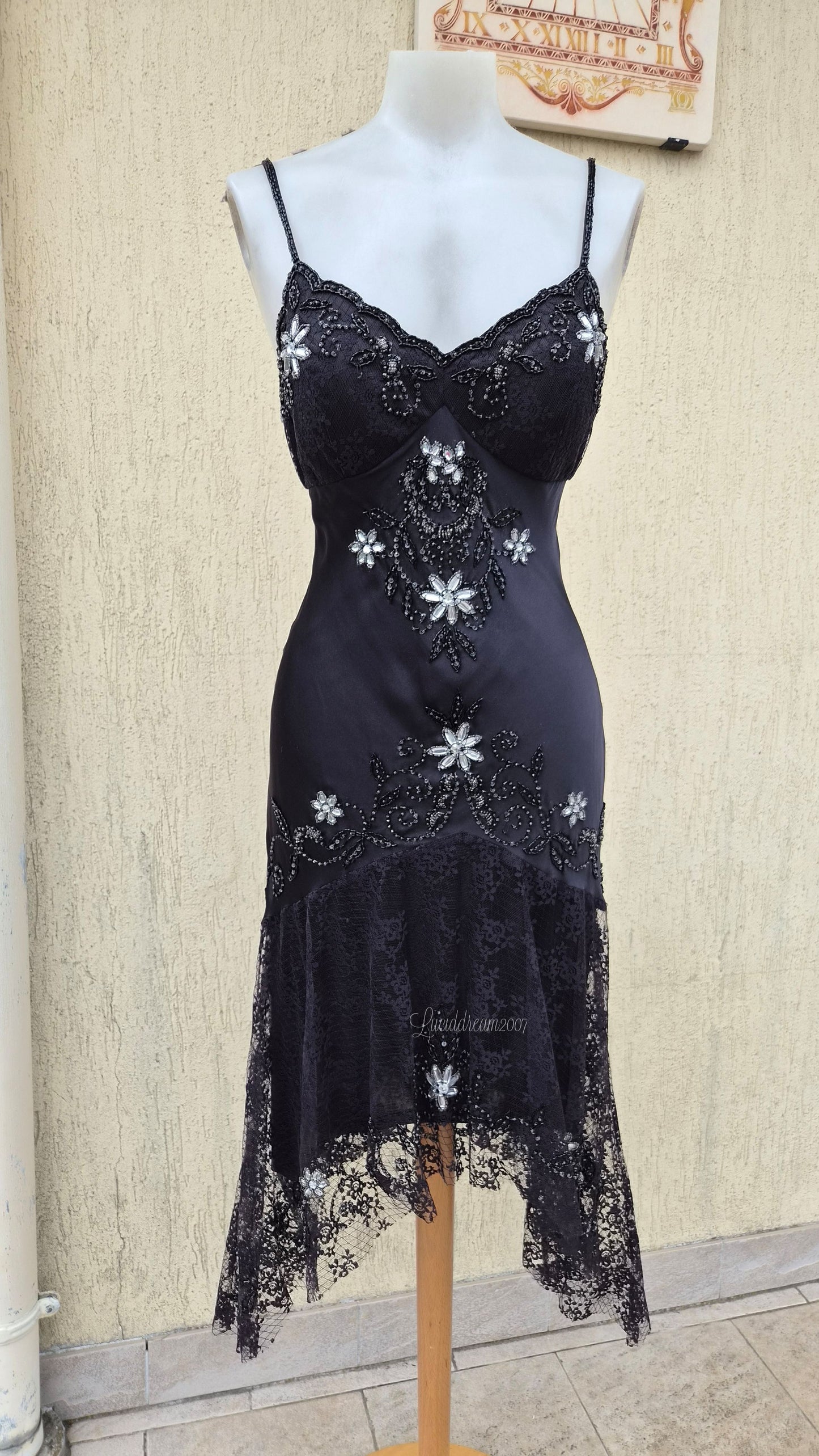 Robe noire en soie avec broderies argentées