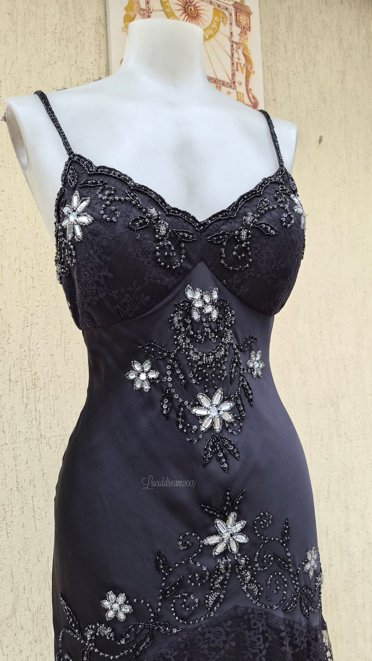 Robe noire en soie avec broderies argentées