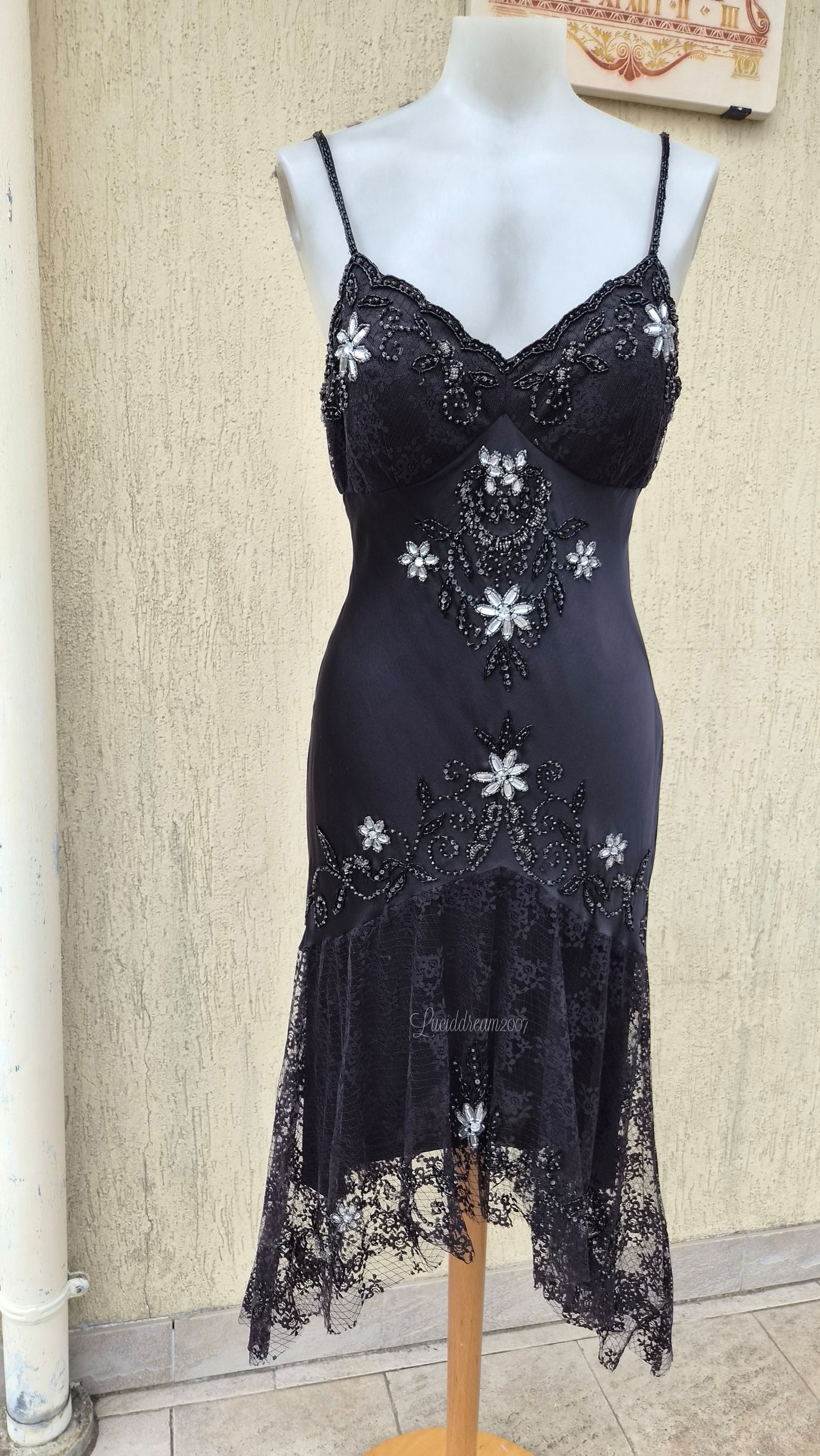 Robe noire en soie avec broderies argentées