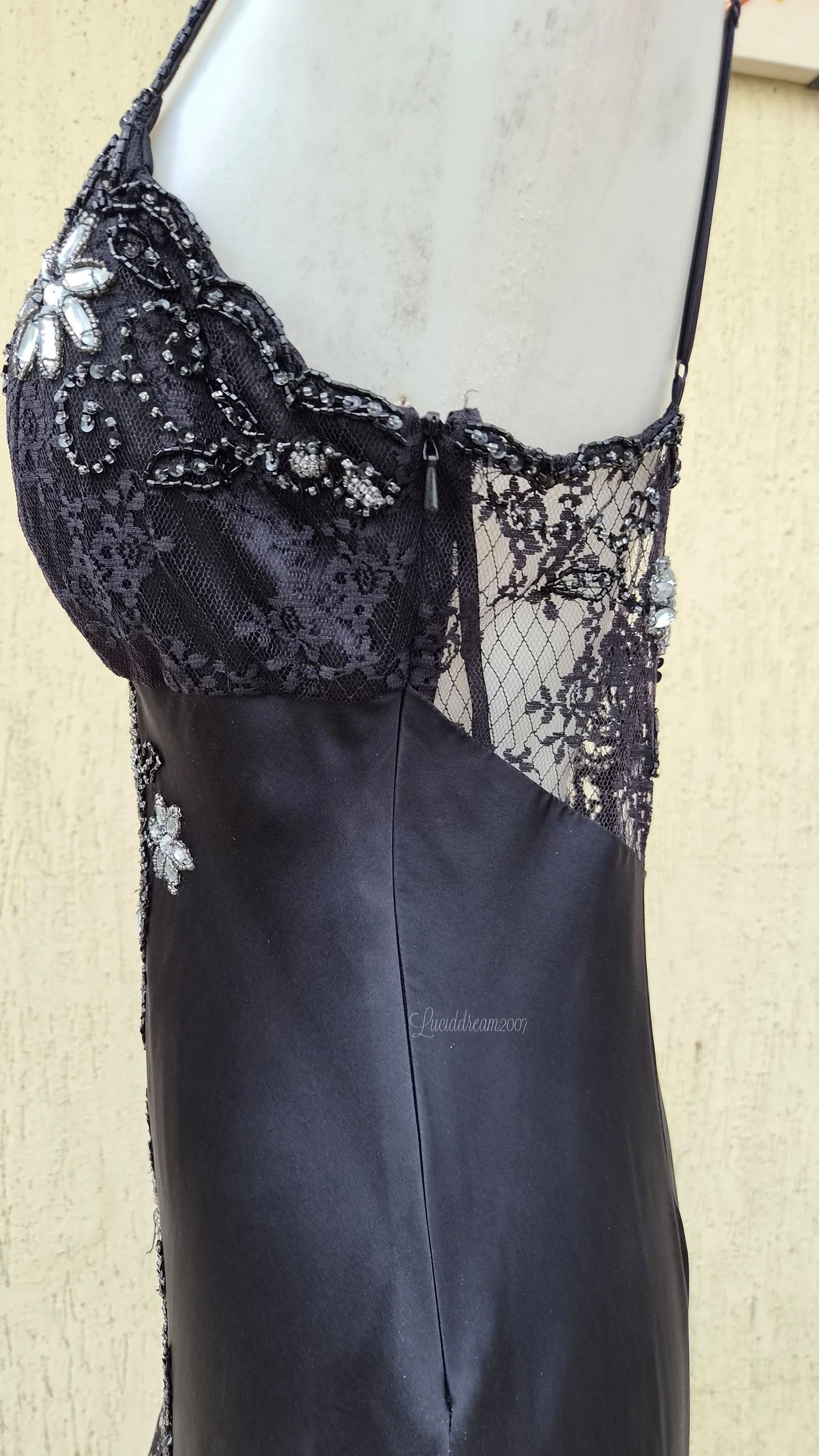 Robe noire en soie avec broderies argentées