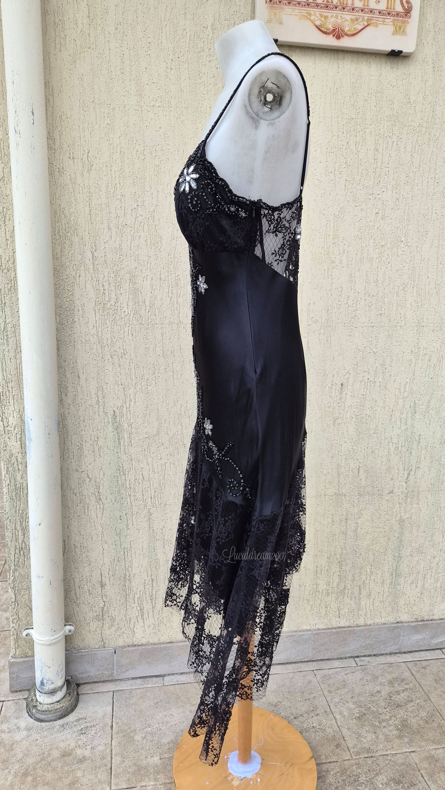 Robe noire en soie avec broderies argentées