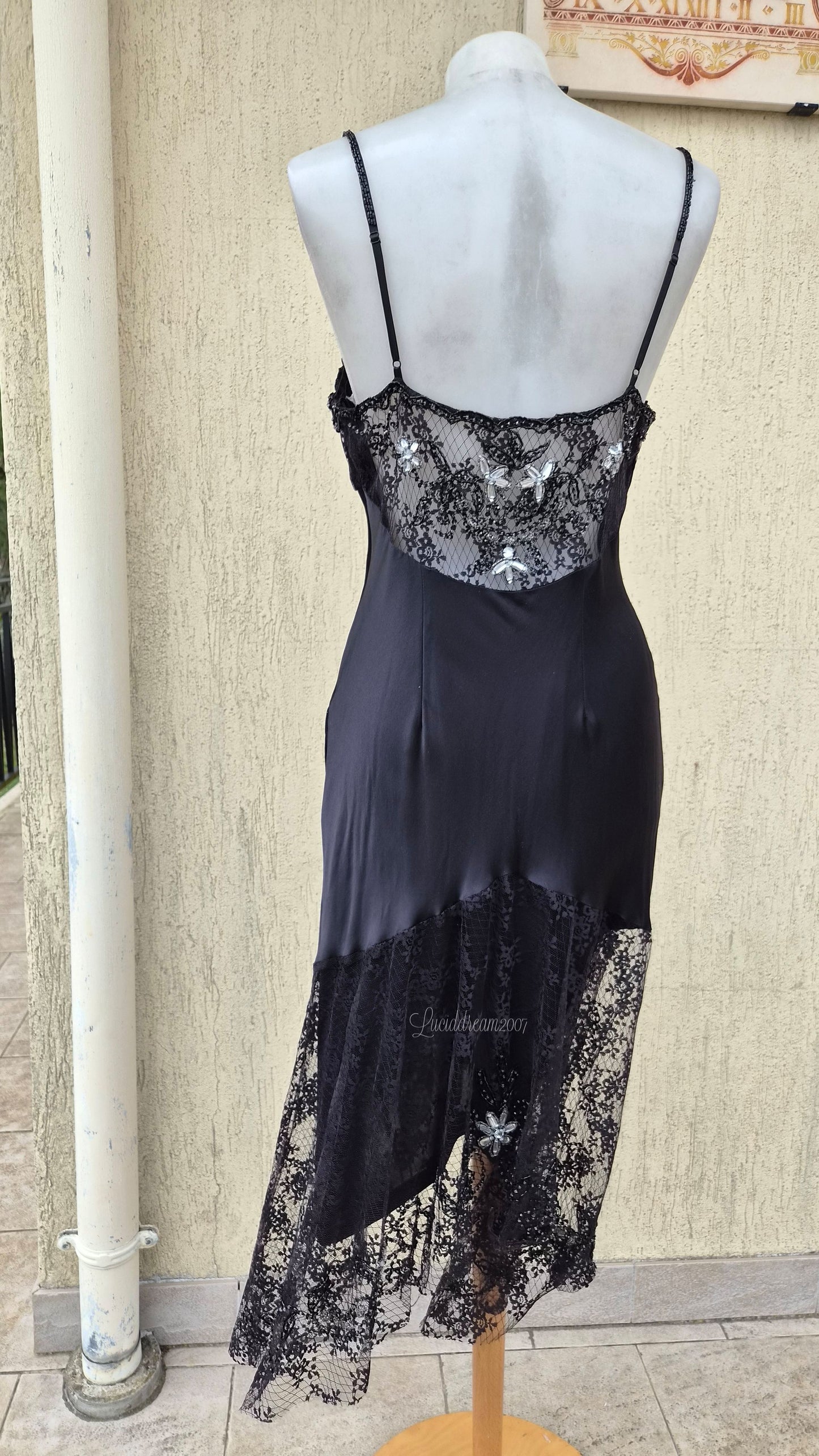 Robe noire en soie avec broderies argentées