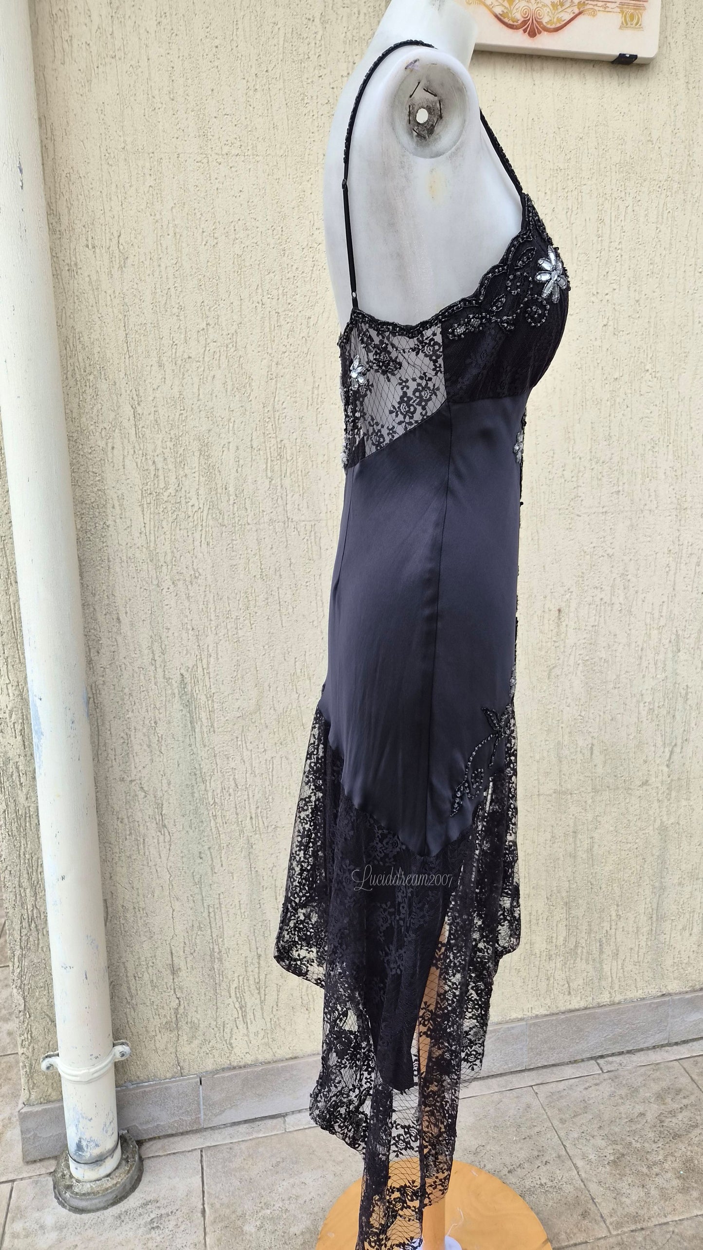 Robe noire en soie avec broderies argentées