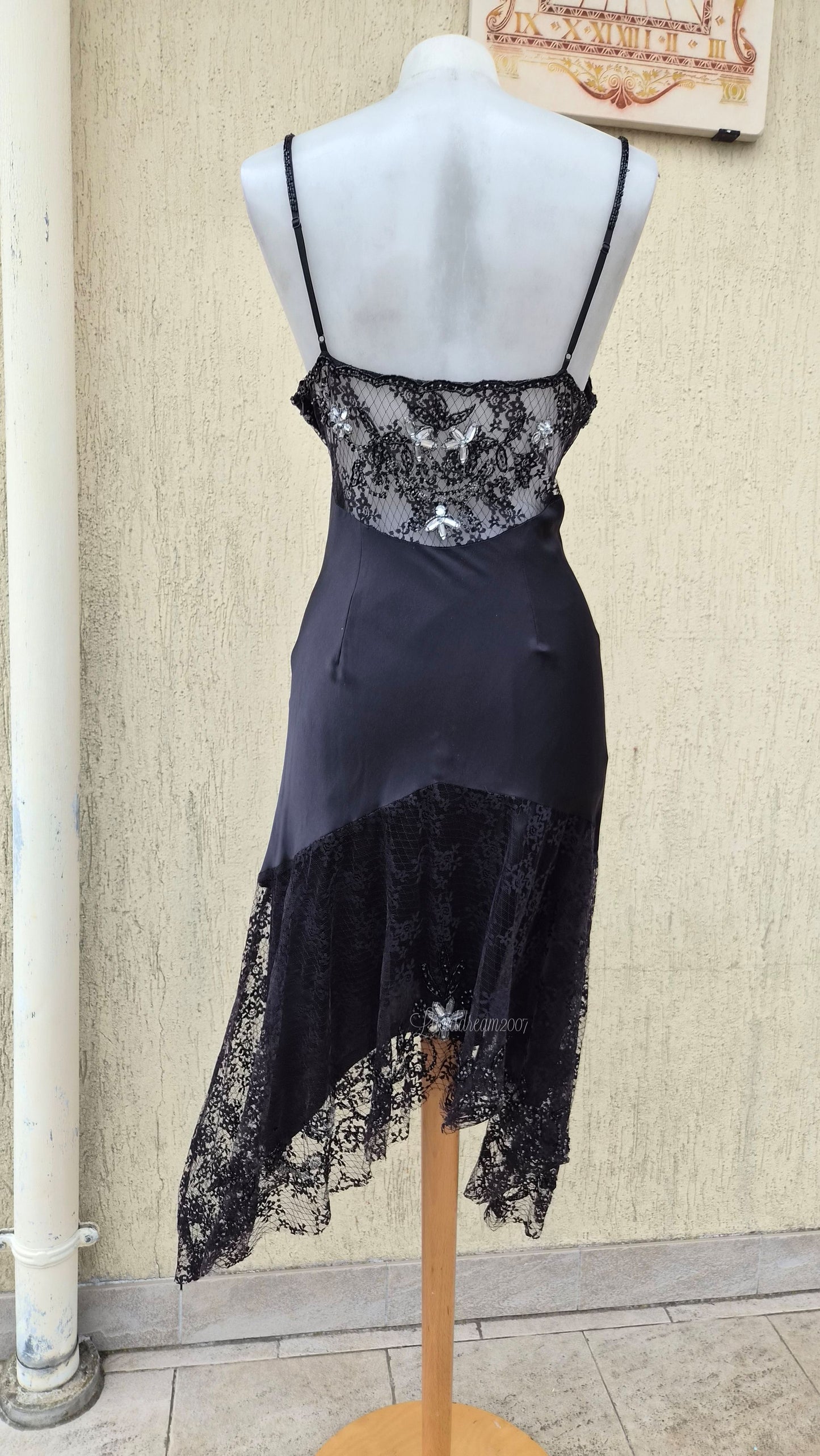 Robe noire en soie avec broderies argentées
