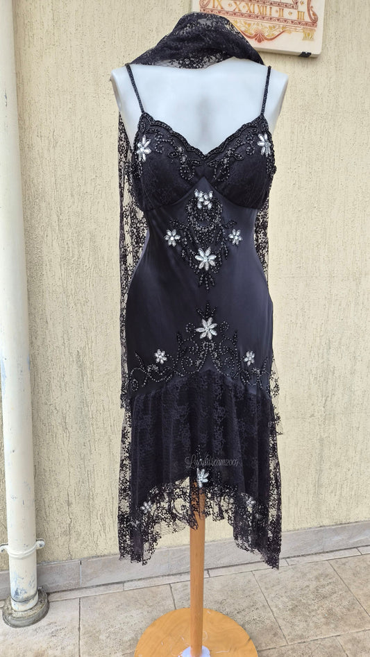 Robe vintage inspiration Sue Wong. En soie noire avec des détails de dentelle et des broderies perlées. Style whimsical, dark fairy, whimsigoth