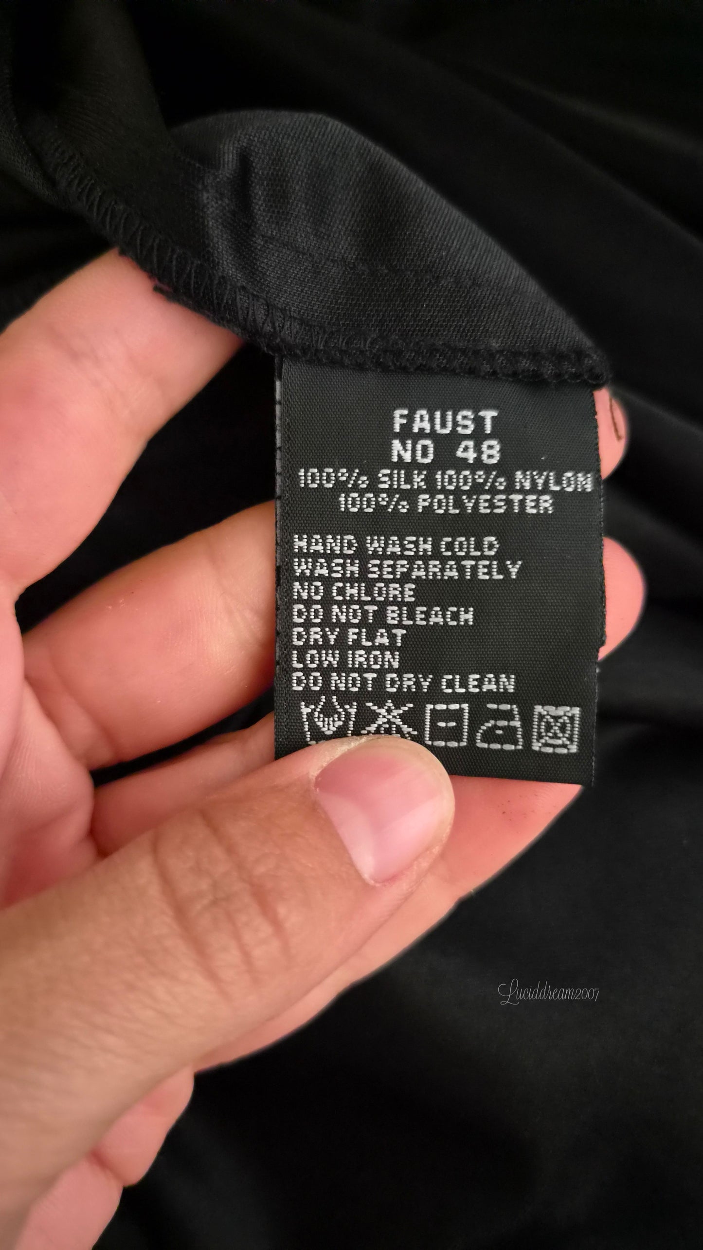 Robe noire en soie avec broderies argentées