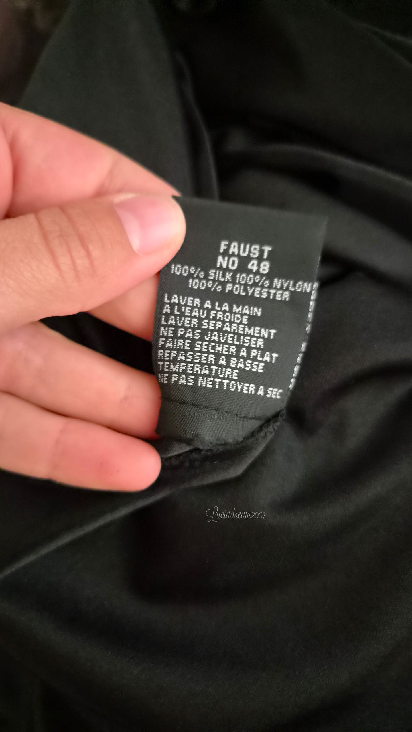 Robe noire en soie avec broderies argentées