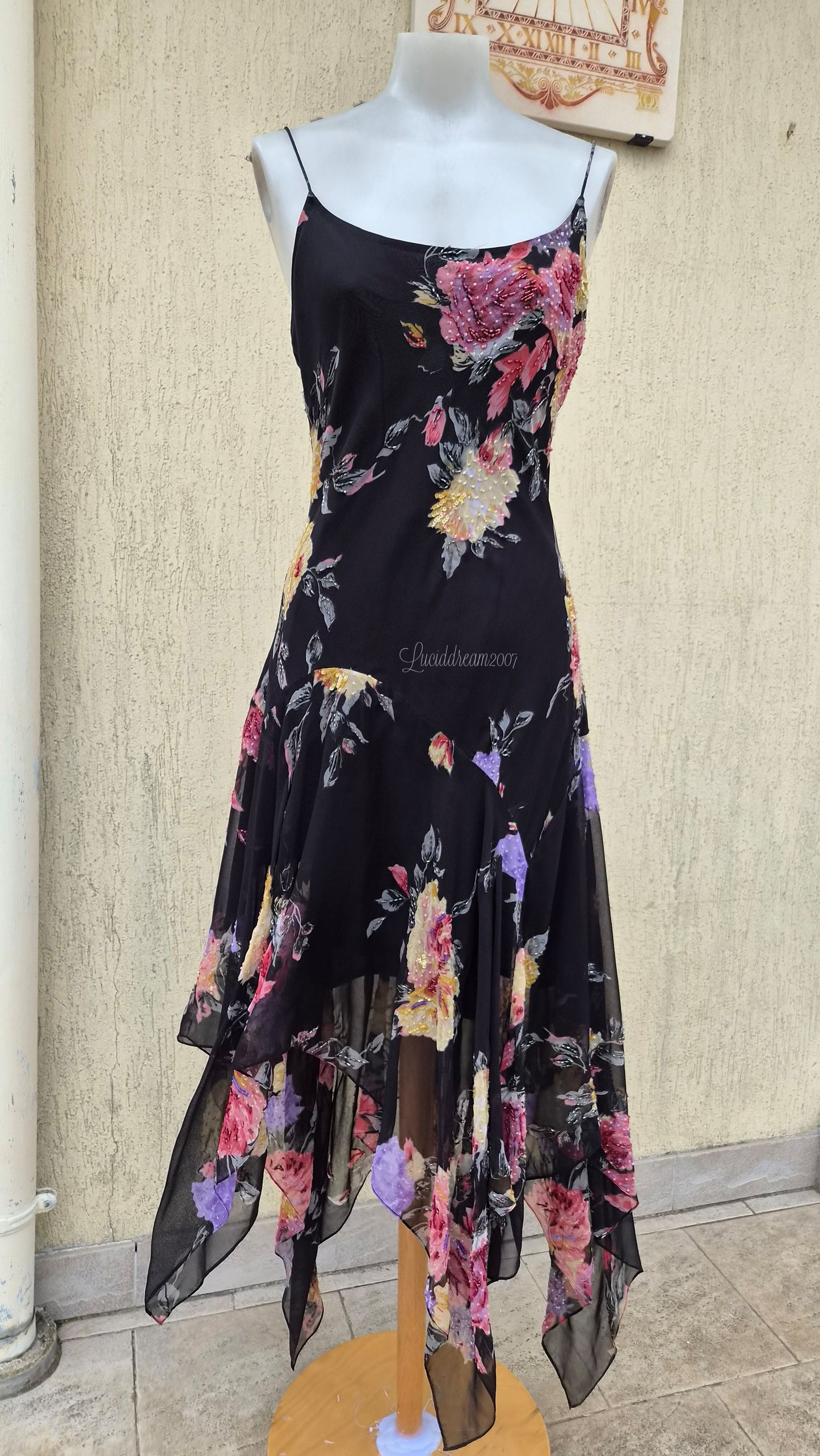 Robe noire en voile fleuri