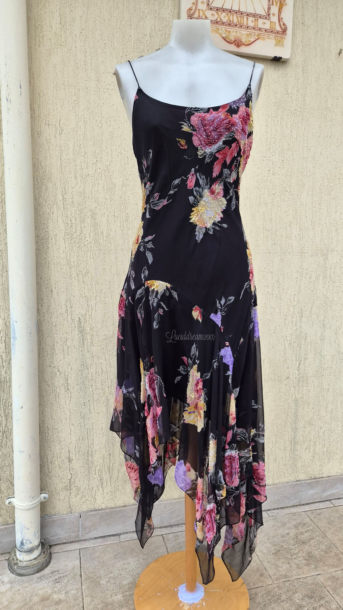 Robe noire en voile fleuri