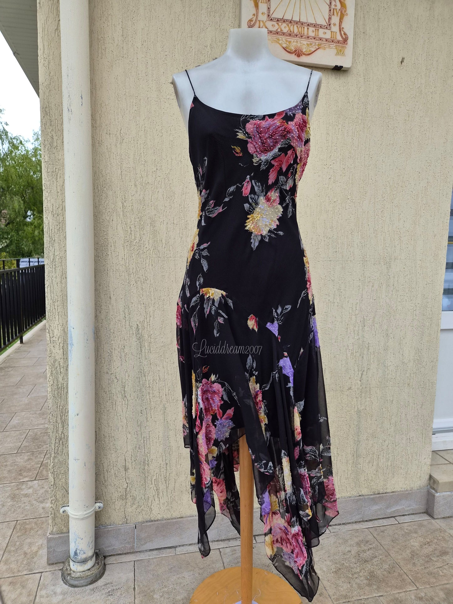 Robe noire en voile fleuri