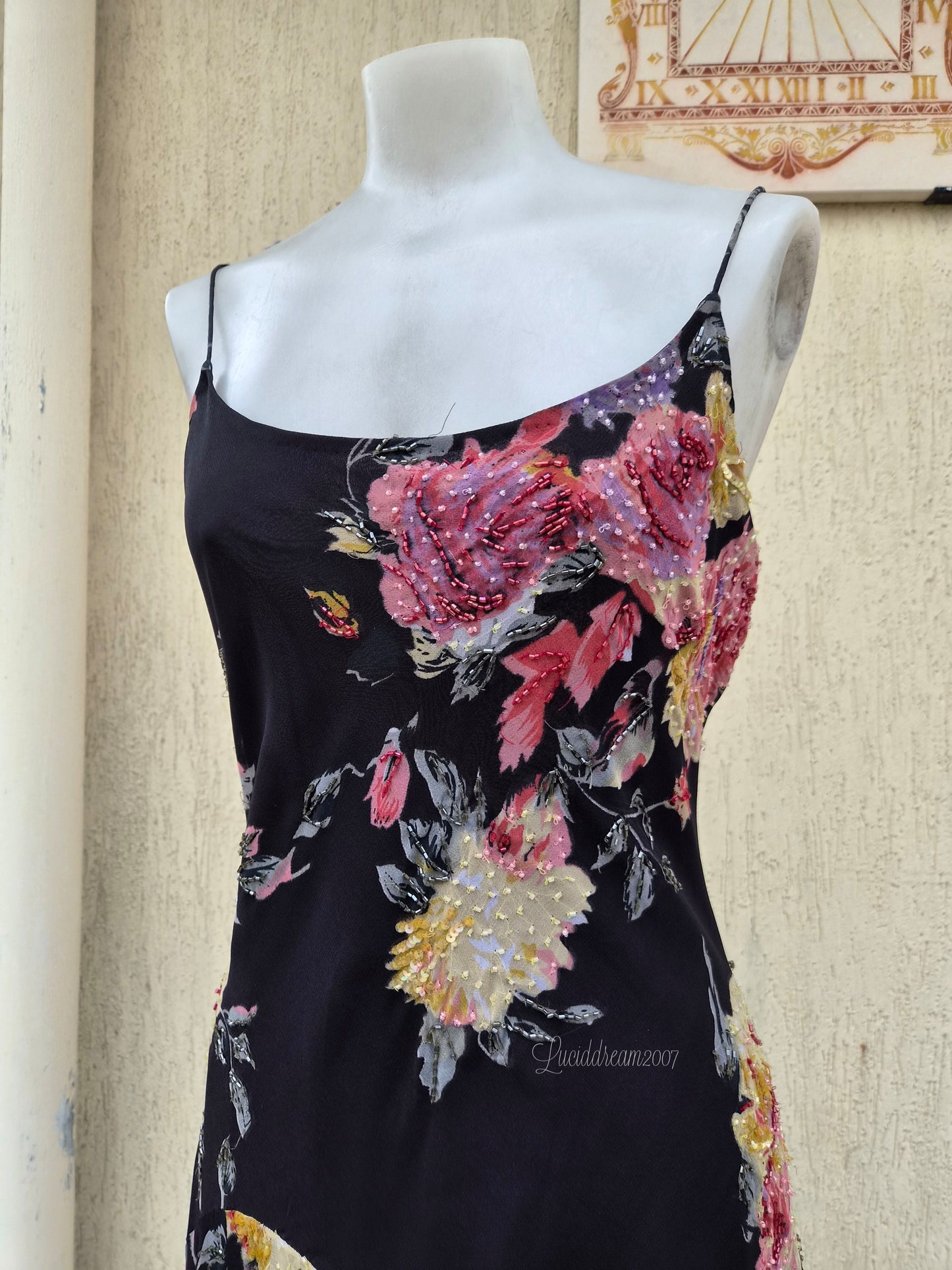 Robe noire en voile fleuri