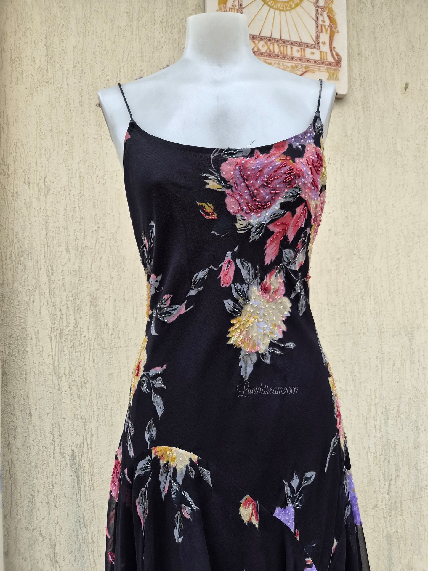 Robe noire en voile fleuri